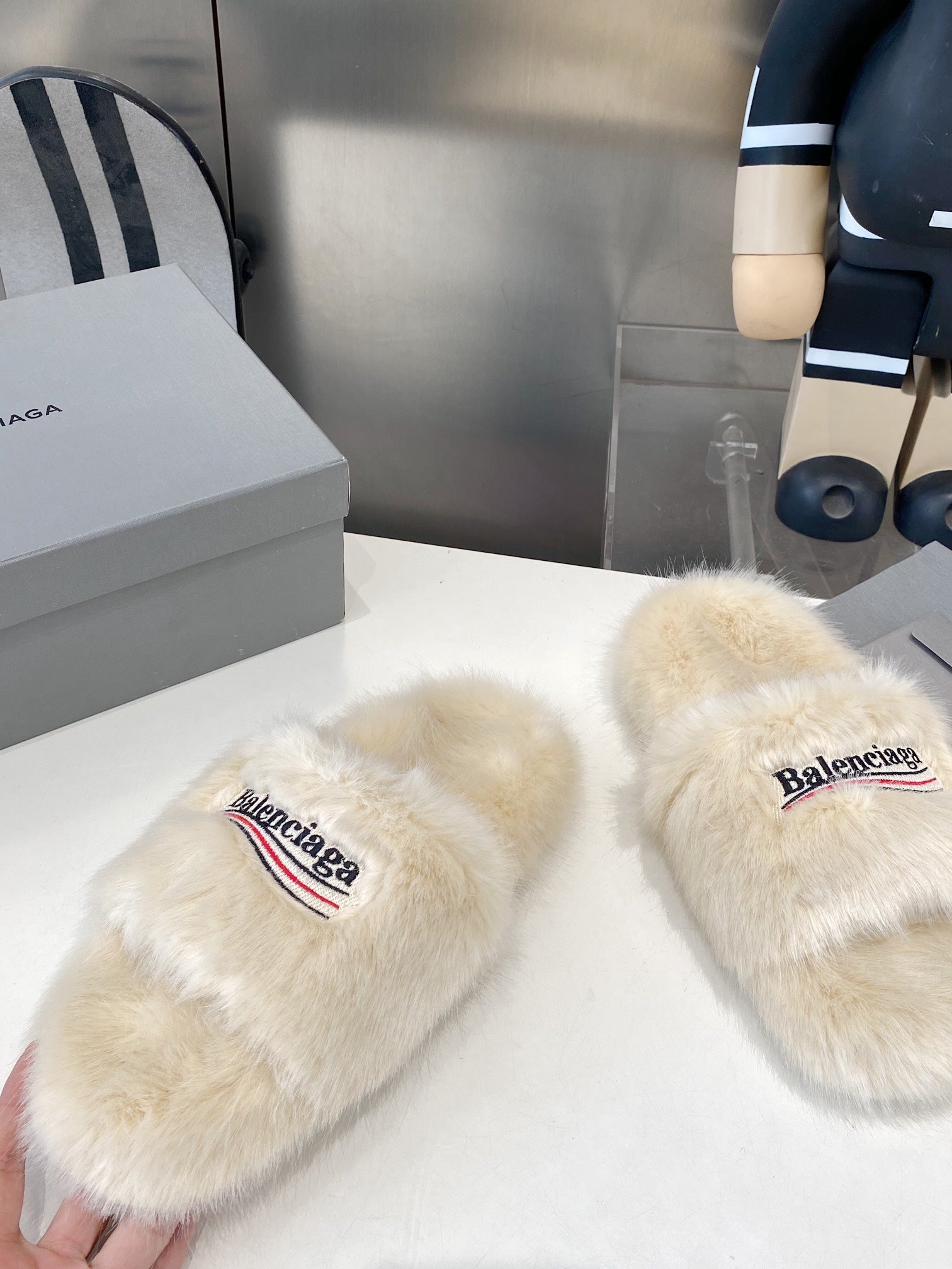 BALENCIAGA 25S FUR SLIPPERS IN LIGHT BEIGE FAUX SHEARLING
