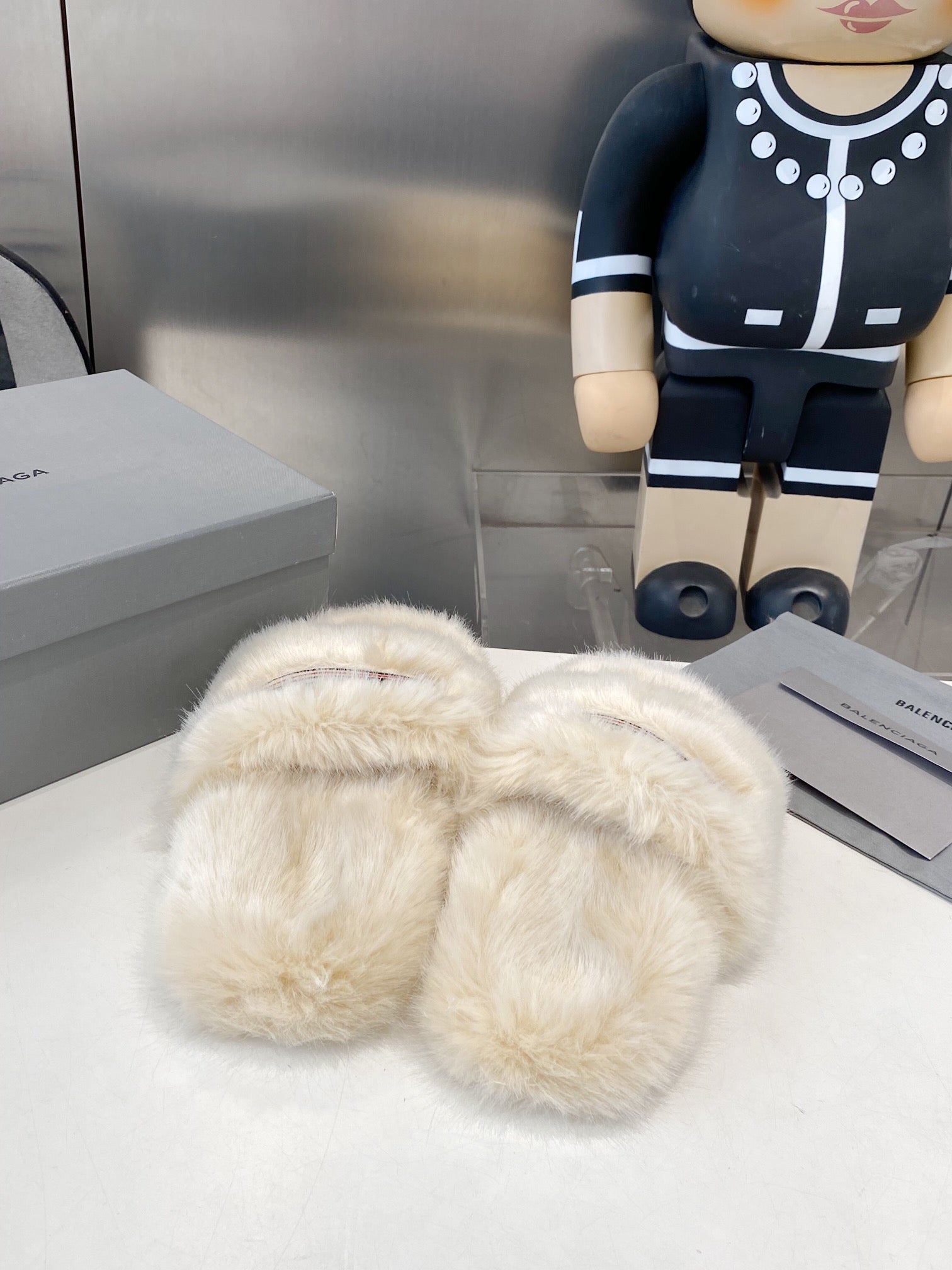 BALENCIAGA 25S FUR SLIPPERS IN LIGHT BEIGE FAUX SHEARLING