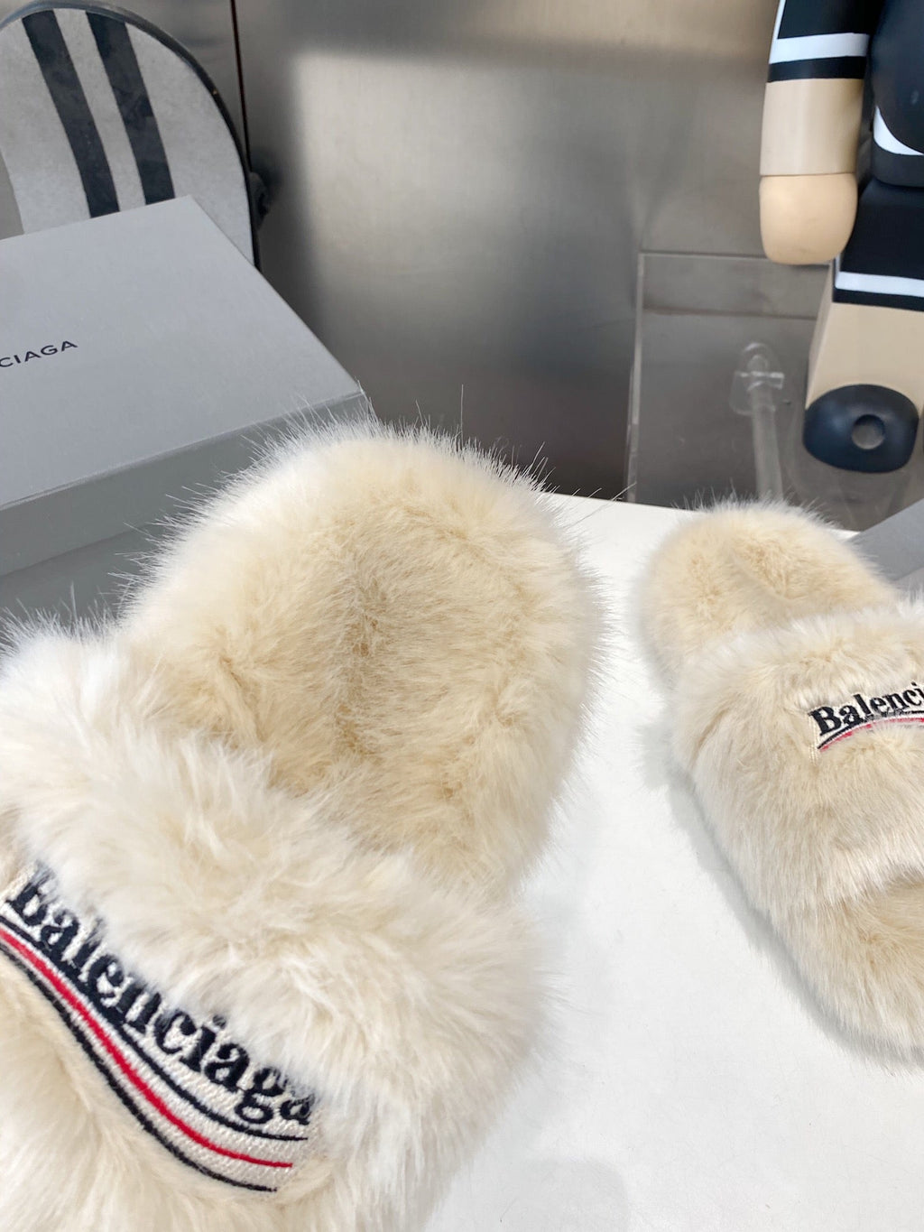 BALENCIAGA 25S FUR SLIPPERS IN LIGHT BEIGE FAUX SHEARLING