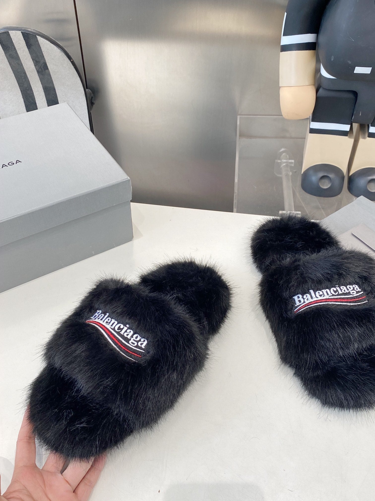 BALENCIAGA 25S FUR SLIPPERS IN BLACK FAUX SHEARLING