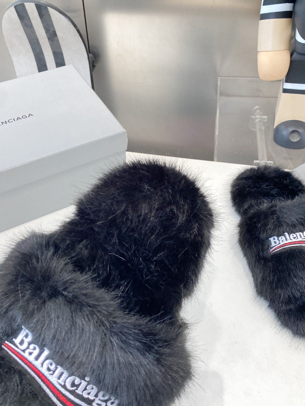 BALENCIAGA 25S FUR SLIPPERS IN BLACK FAUX SHEARLING