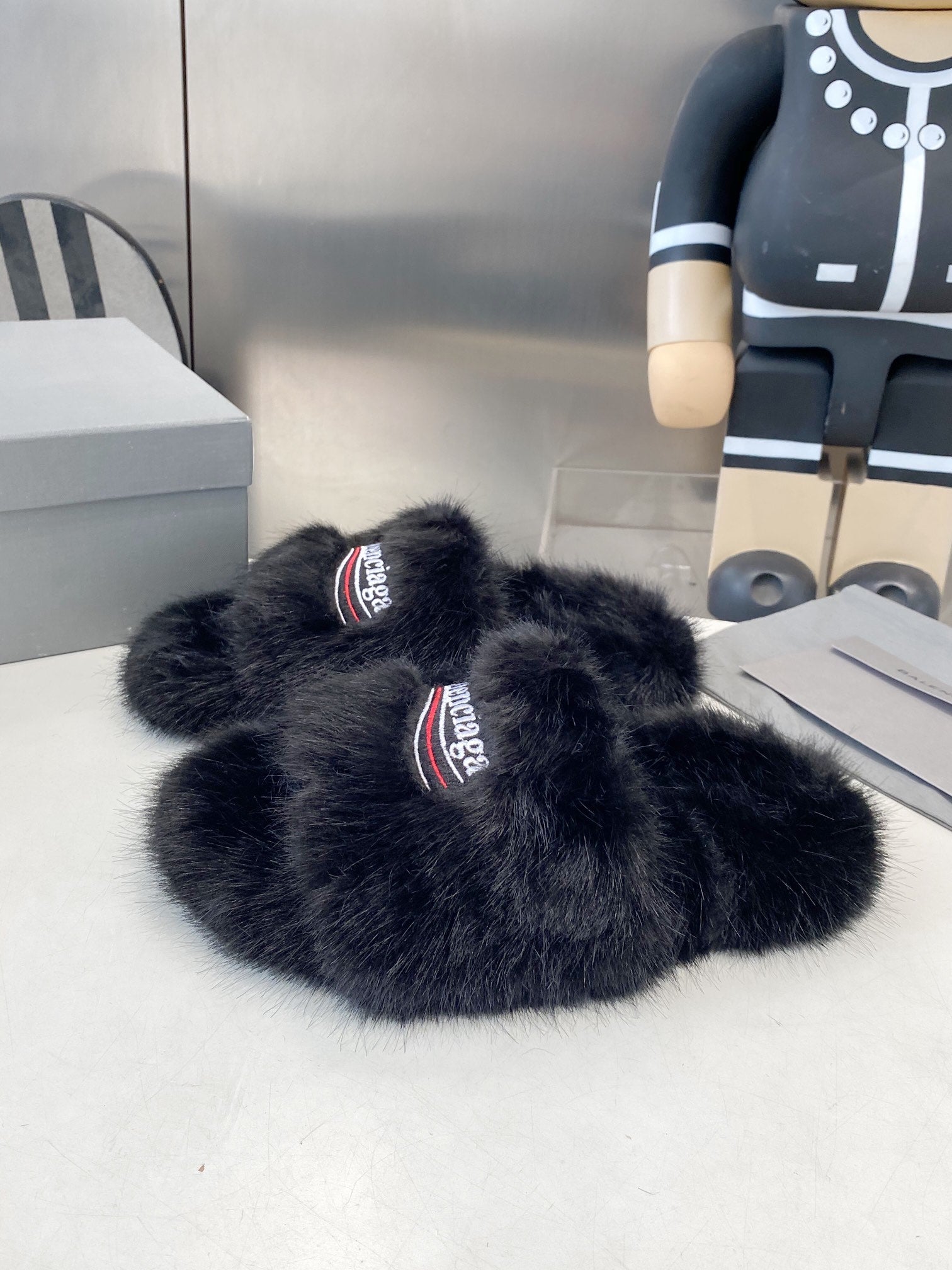 BALENCIAGA 25S FUR SLIPPERS IN BLACK FAUX SHEARLING