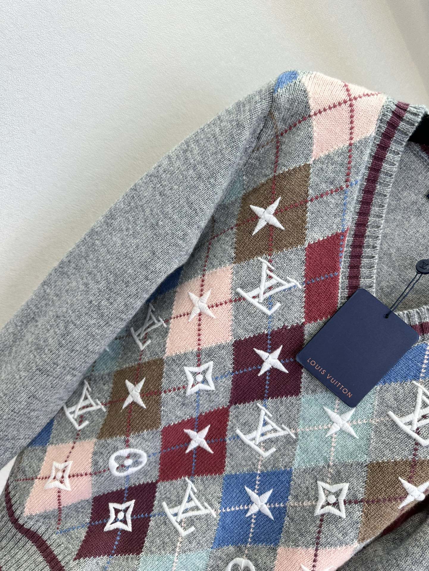 LV 25S V-NECK SWEATER 0111