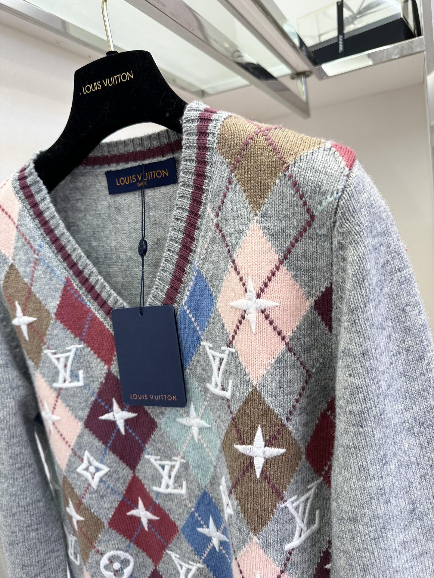 LV 25S V-NECK SWEATER 0111