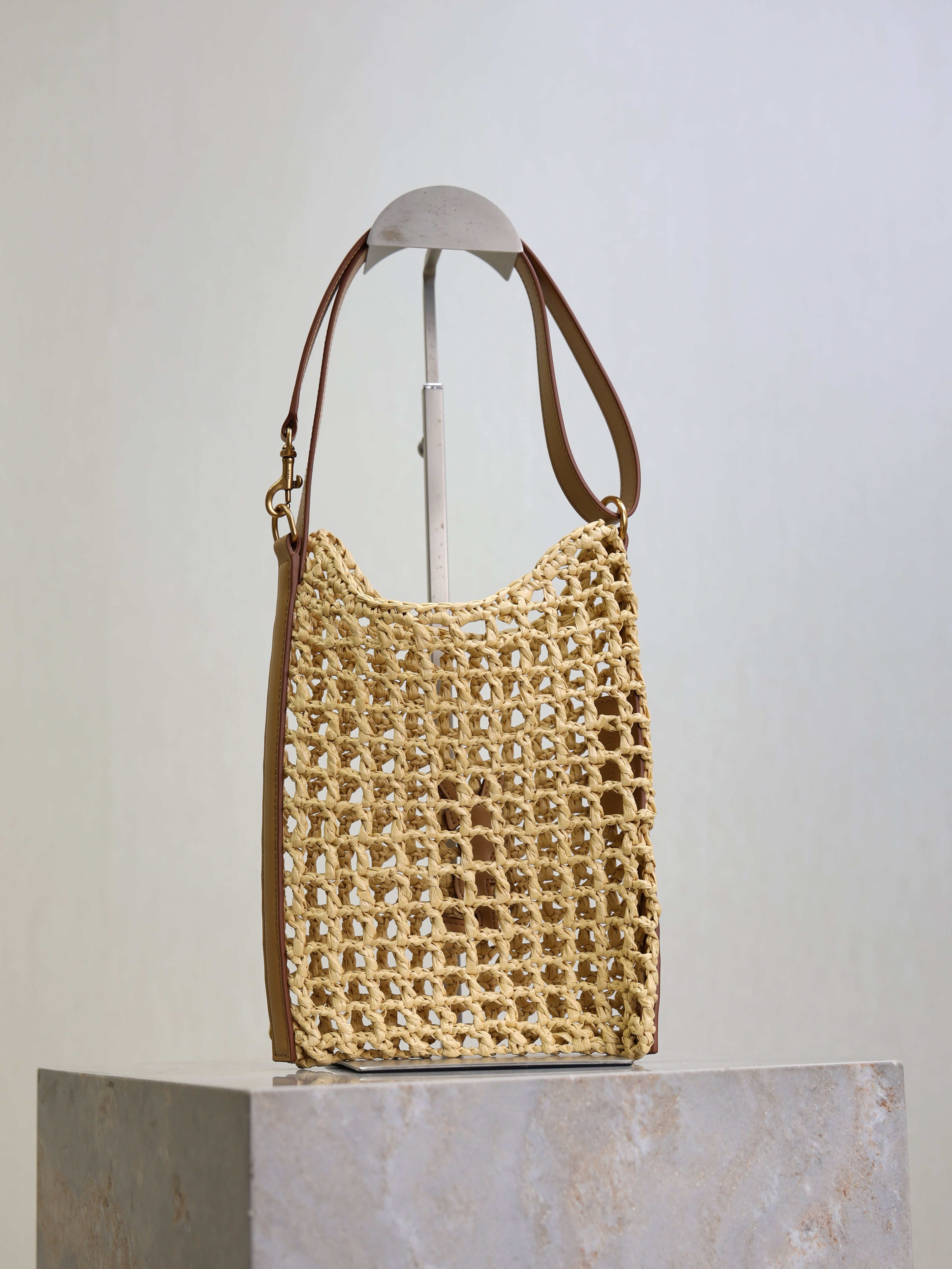 OXALIS 25  IN RAFFIA CROCHET AND LEATHER VINTAGE BROWN