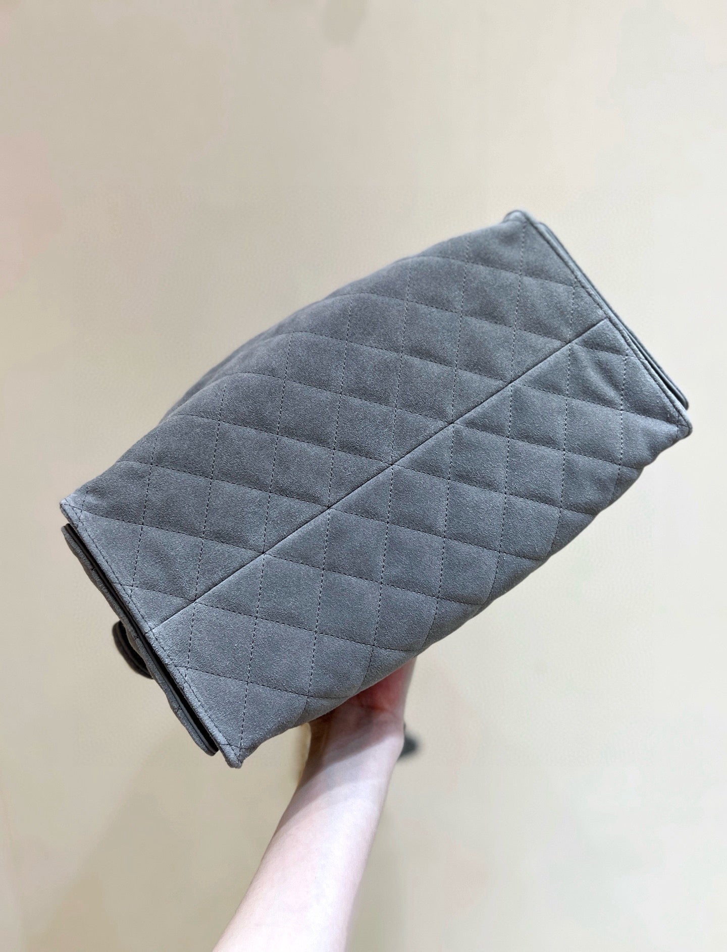 CC 25 HANDBAG IN GRAY 40 SUEDE CALFSKIN GOLD HARDWARE