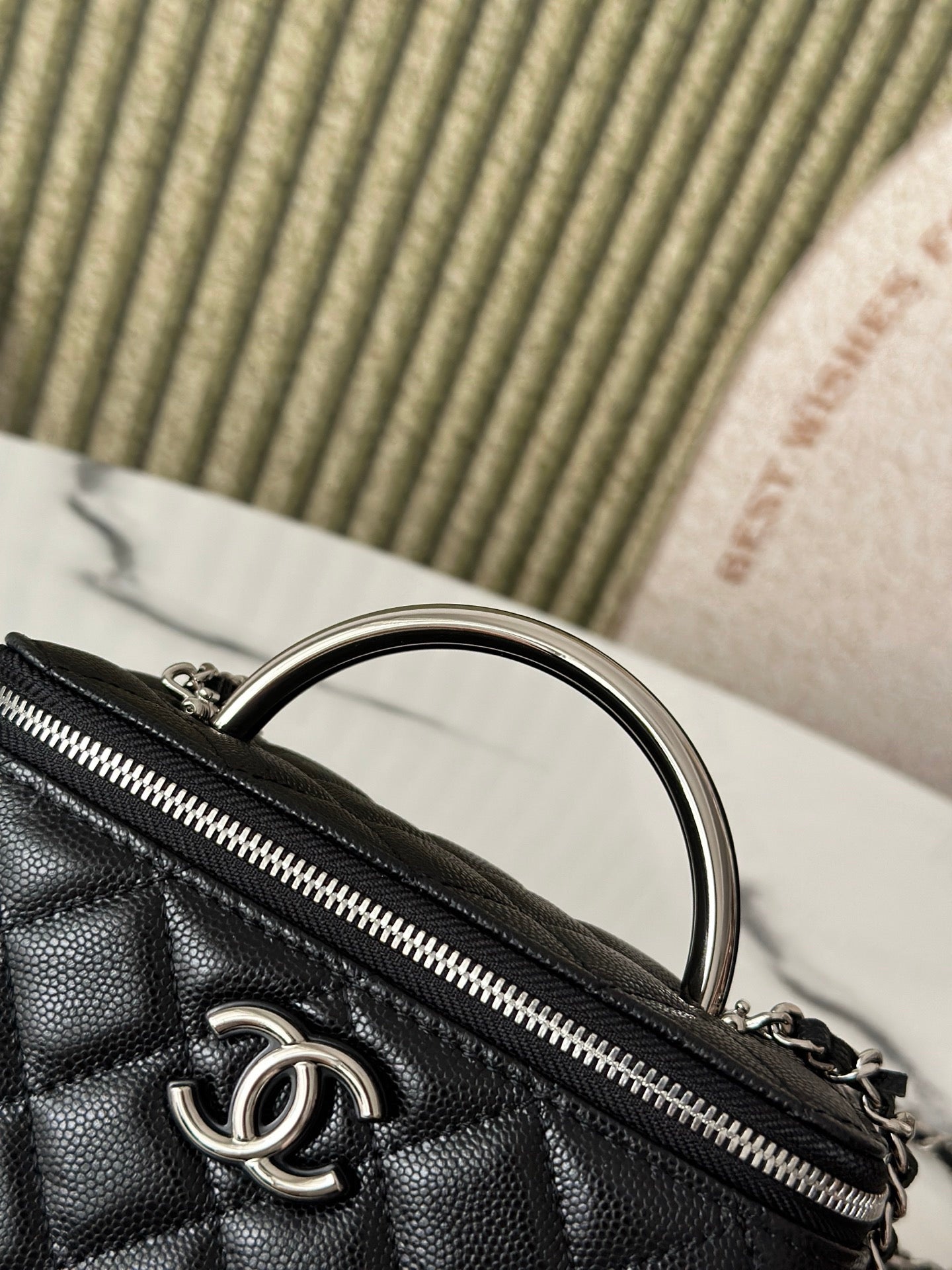 25P VANITY 17 CAVIAR WITH HANDLE METAL IN BLACK CALFSKIN SILVER HARDWARE