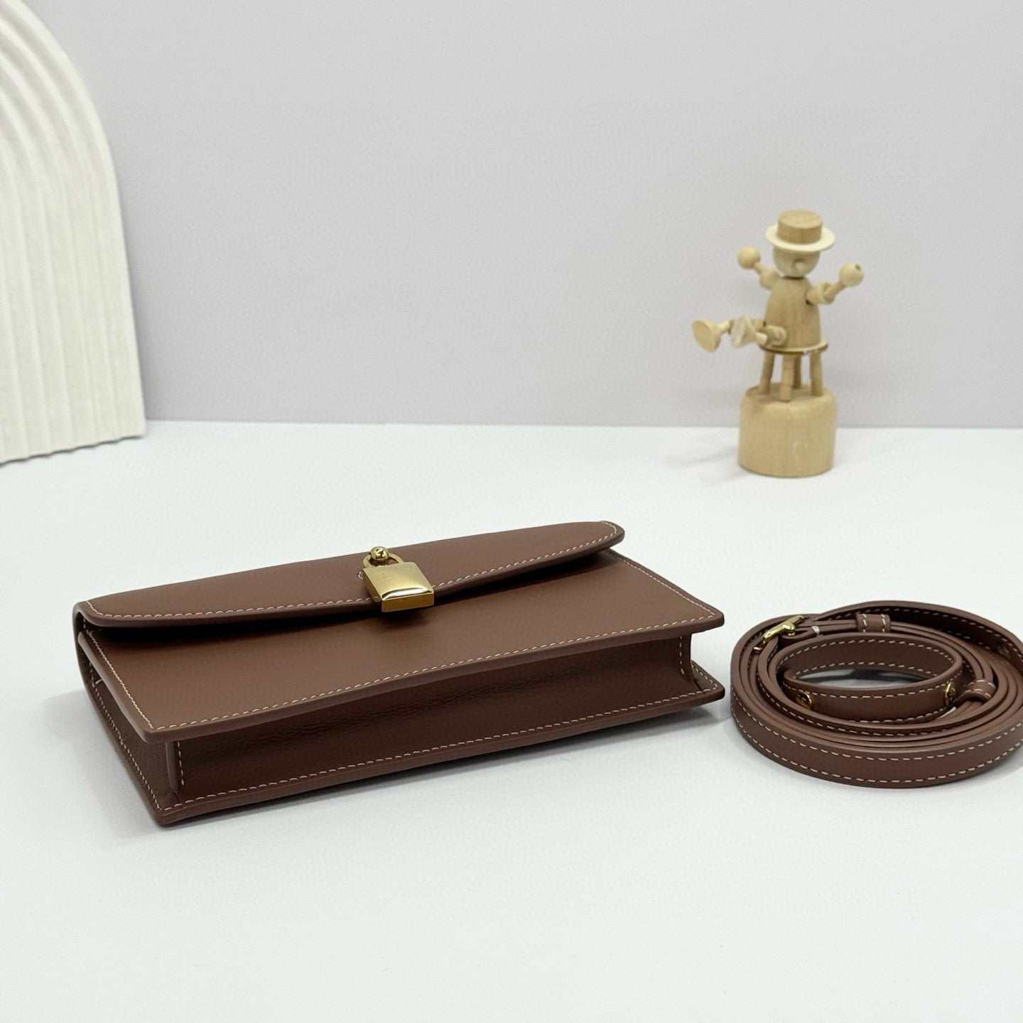 EXTRA POCHETTE 18 IN CARAMEL SUGAR CALFSKIN GOLD HARDWARE