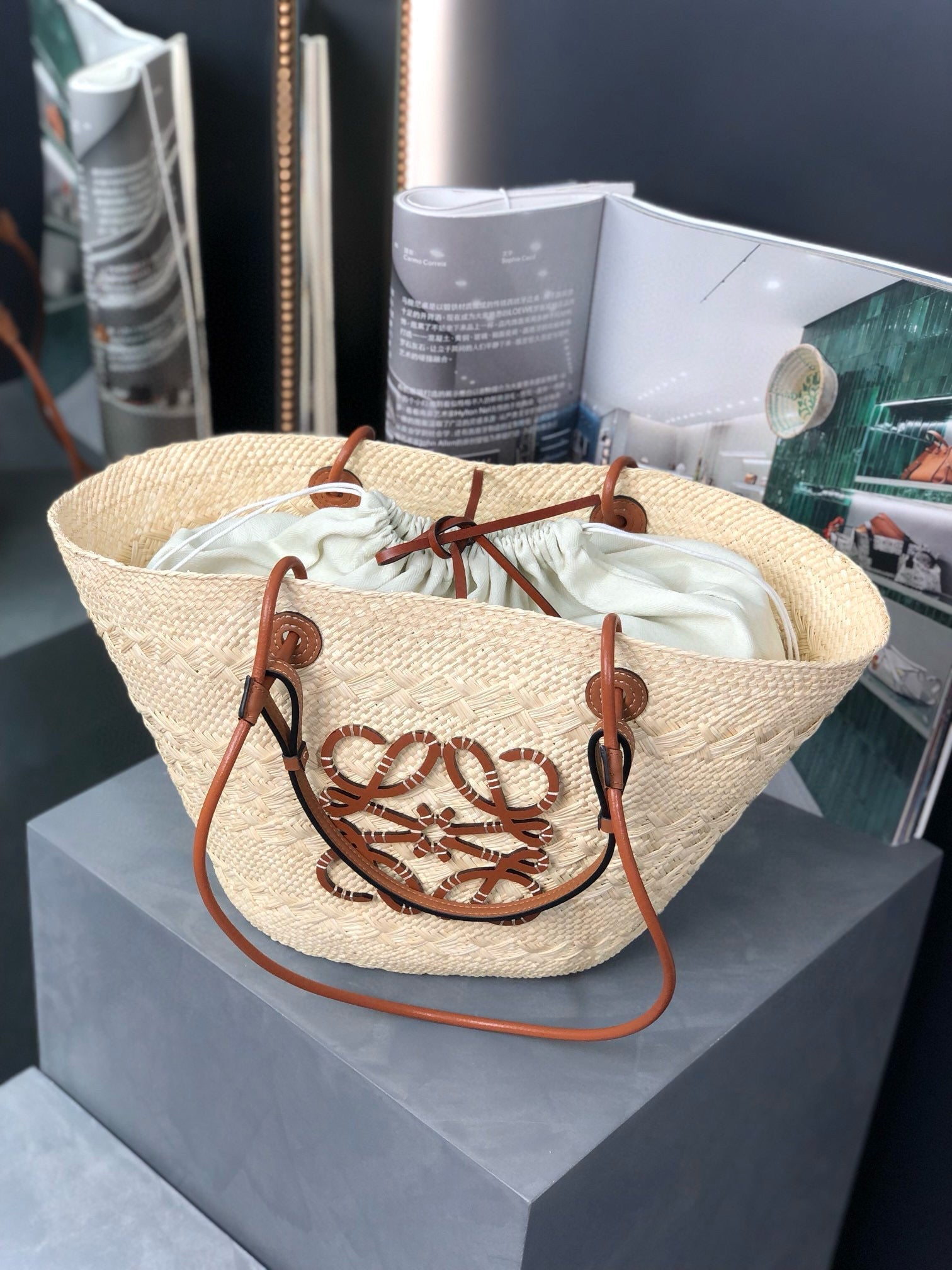 MEDIUM ANAGRAM BASKET BAG 46 IN BEIGE IRACA PALM AND TAN CALFSKIN