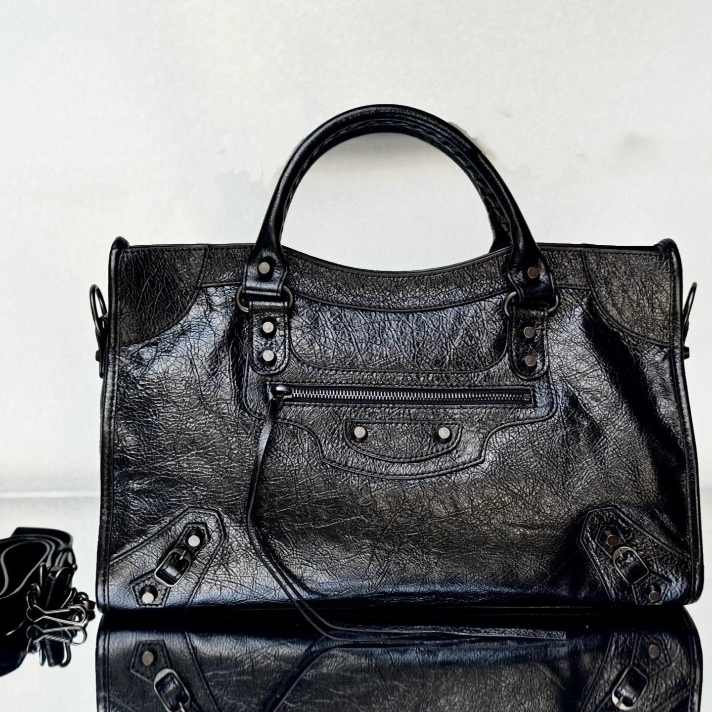 MEDIUM 39 LE CITY BAG IN BLACK LEATHER