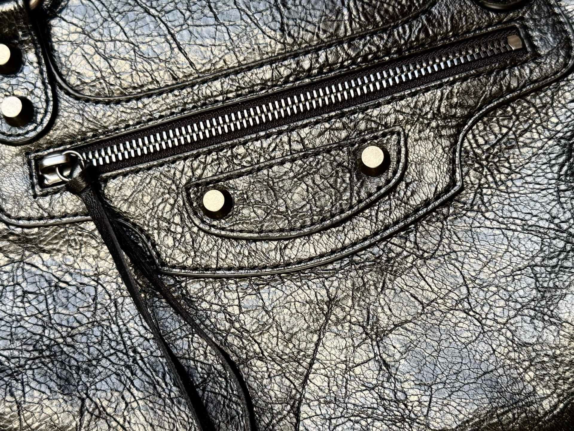 MEDIUM 39 LE CITY BAG IN BLACK LEATHER