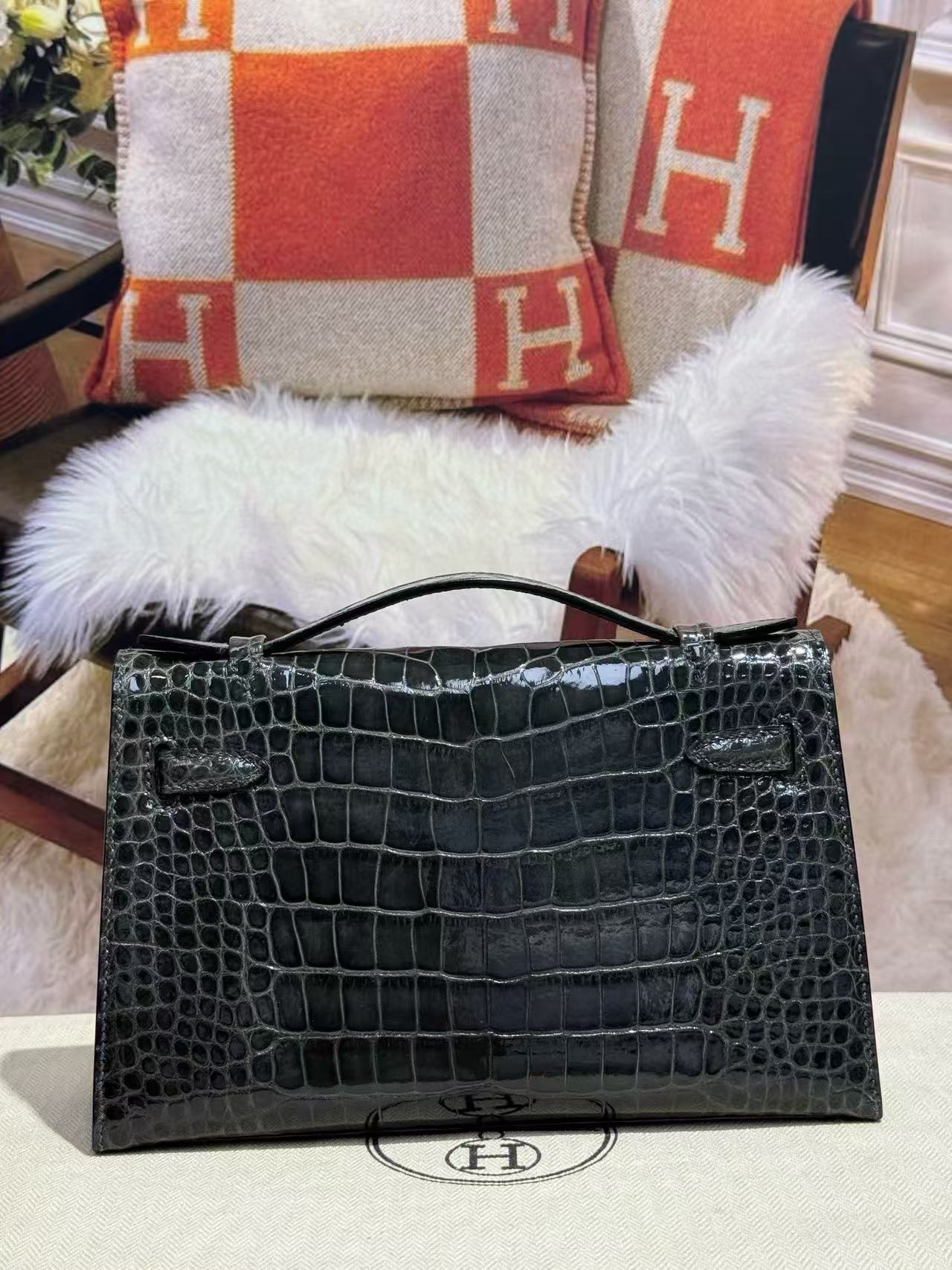 HM KELLY MINI 22 IN BLACK AMERICAN ALLIGATOR SILVER BUCKLE