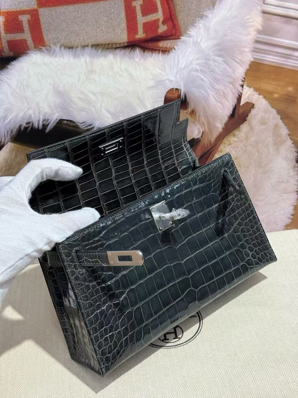 HM KELLY MINI 22 IN BLACK AMERICAN ALLIGATOR SILVER BUCKLE