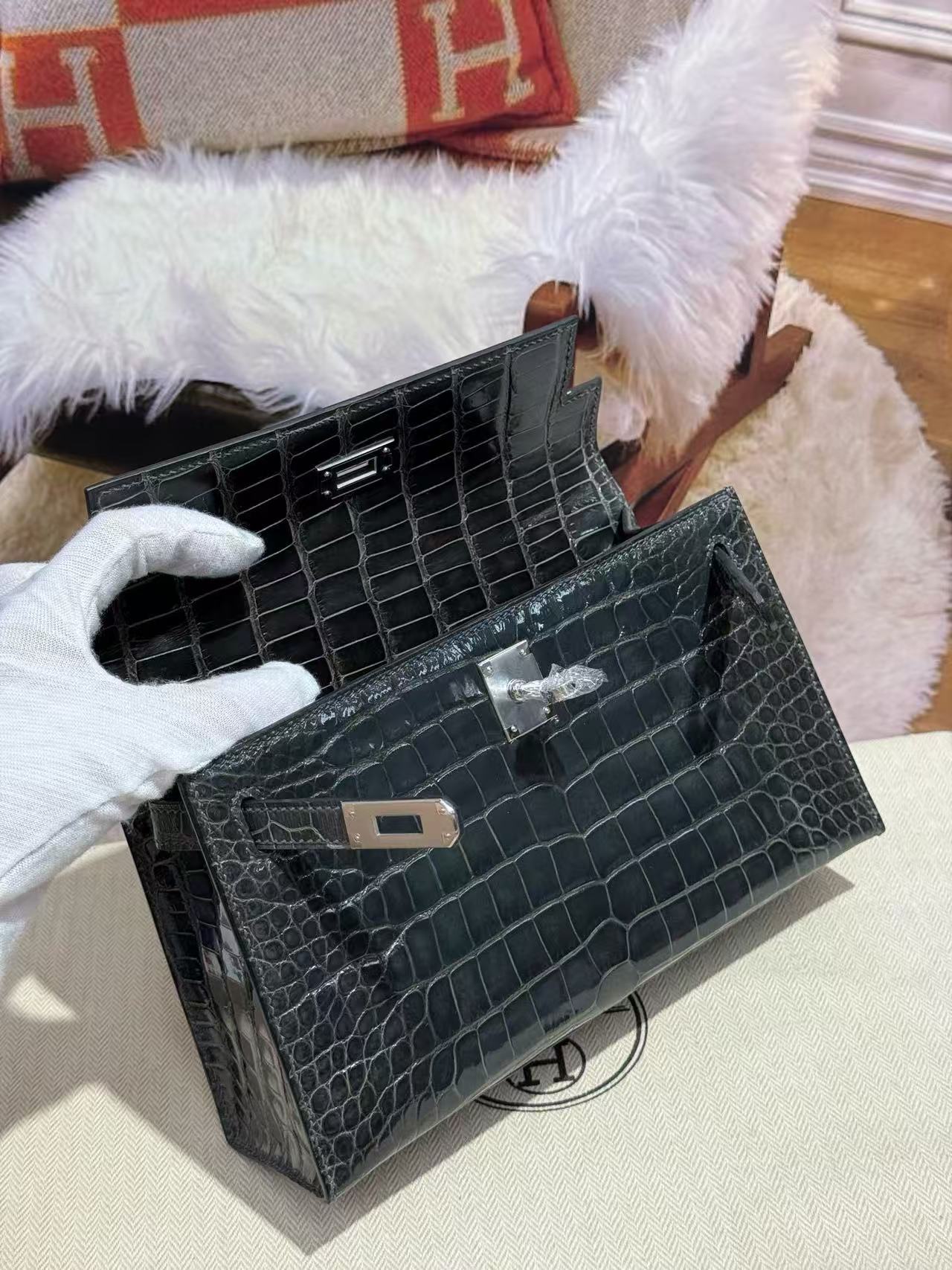 HM KELLY MINI 22 IN BLACK AMERICAN ALLIGATOR SILVER BUCKLE