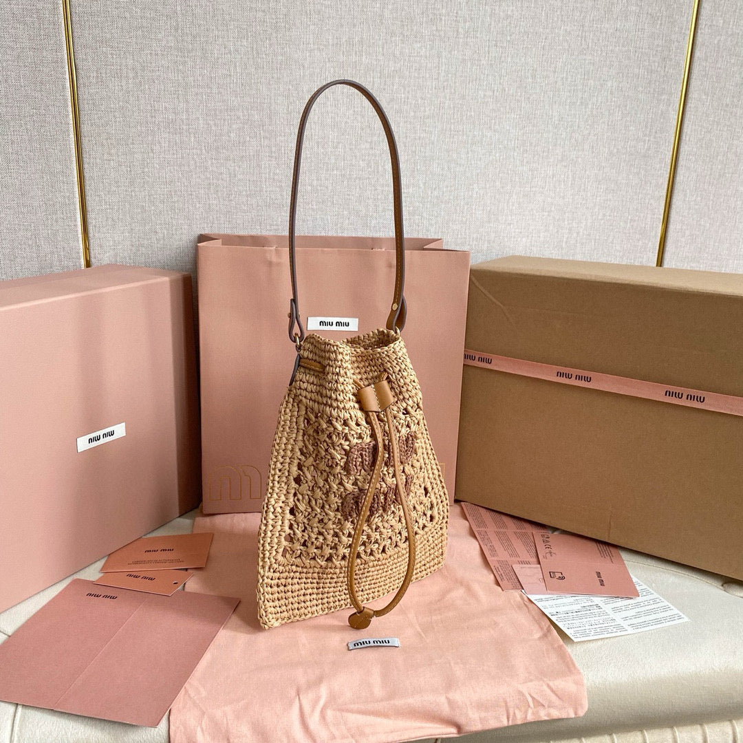 WANDER BUCKET BAG 23 IN NATURAL RAFFIA WITH LEATHER TRIM