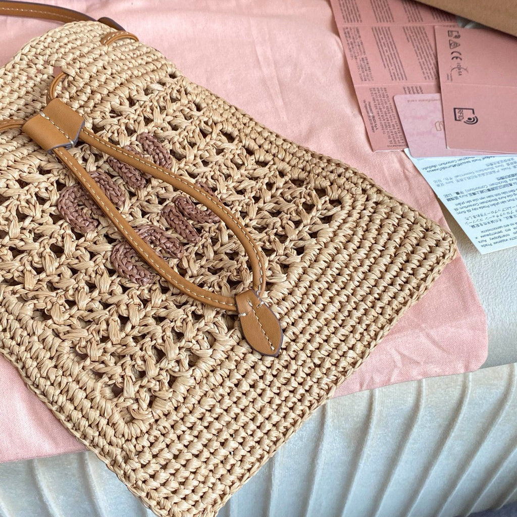 WANDER BUCKET BAG 23 IN NATURAL RAFFIA WITH LEATHER TRIM