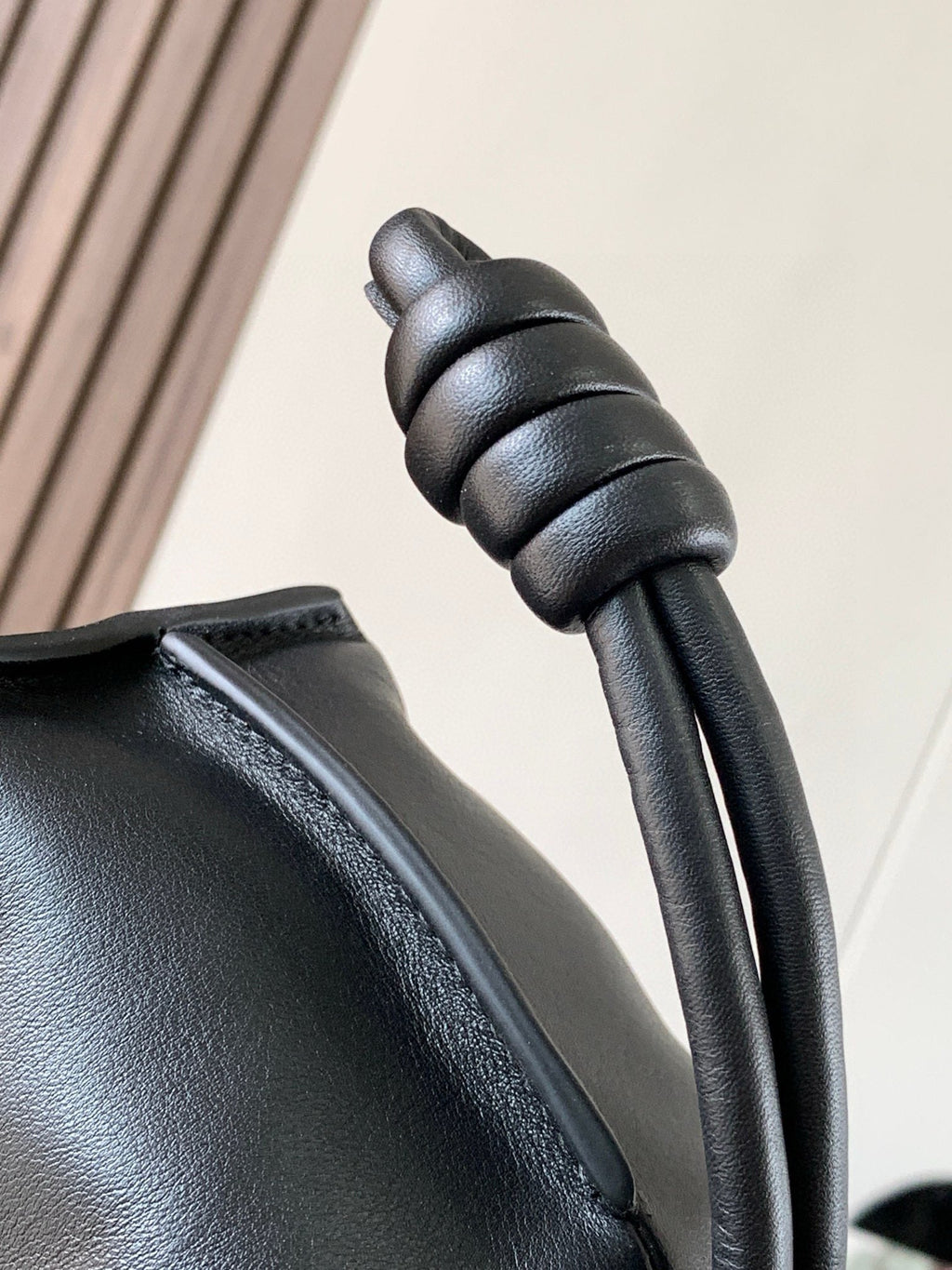 LOE MEDIUM 30 FLAMENCO KNOT IN BLACK LAMBSKIN