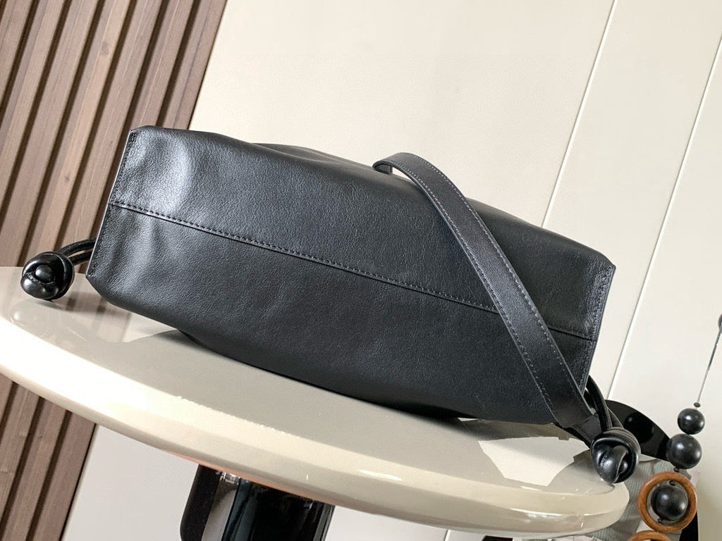 LOE MEDIUM 30 FLAMENCO KNOT IN BLACK LAMBSKIN GLOGO