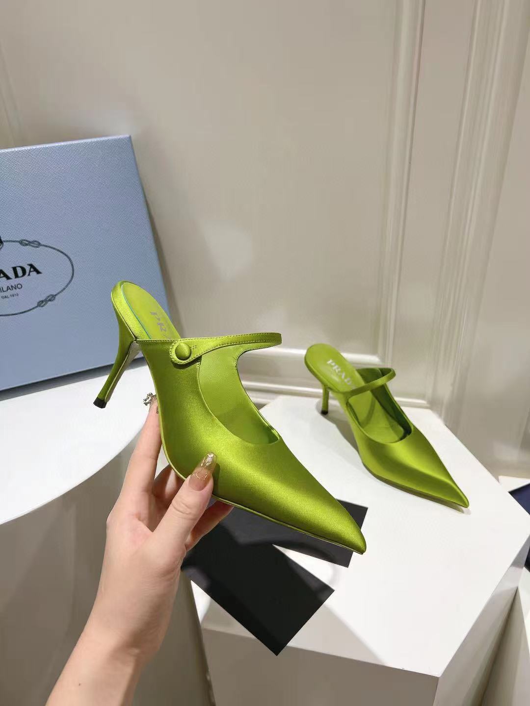PRA 75 POINTED SATIN MULES IN GREEN FLEECE HEEL