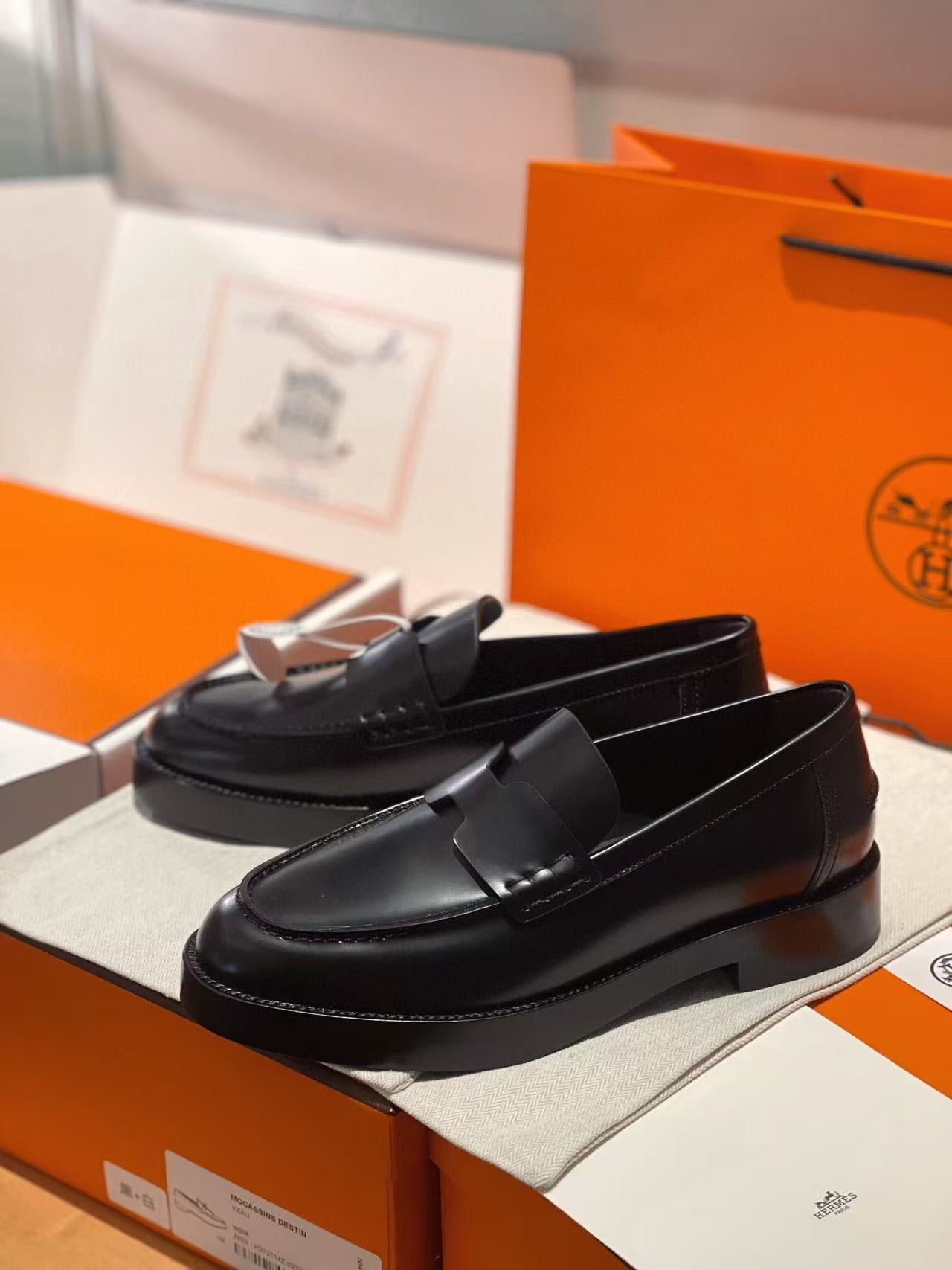 HM PARIS LOAFERS IN BLACK CALFSKIN WITH CLASSIC PENNY STRAP DESIGN