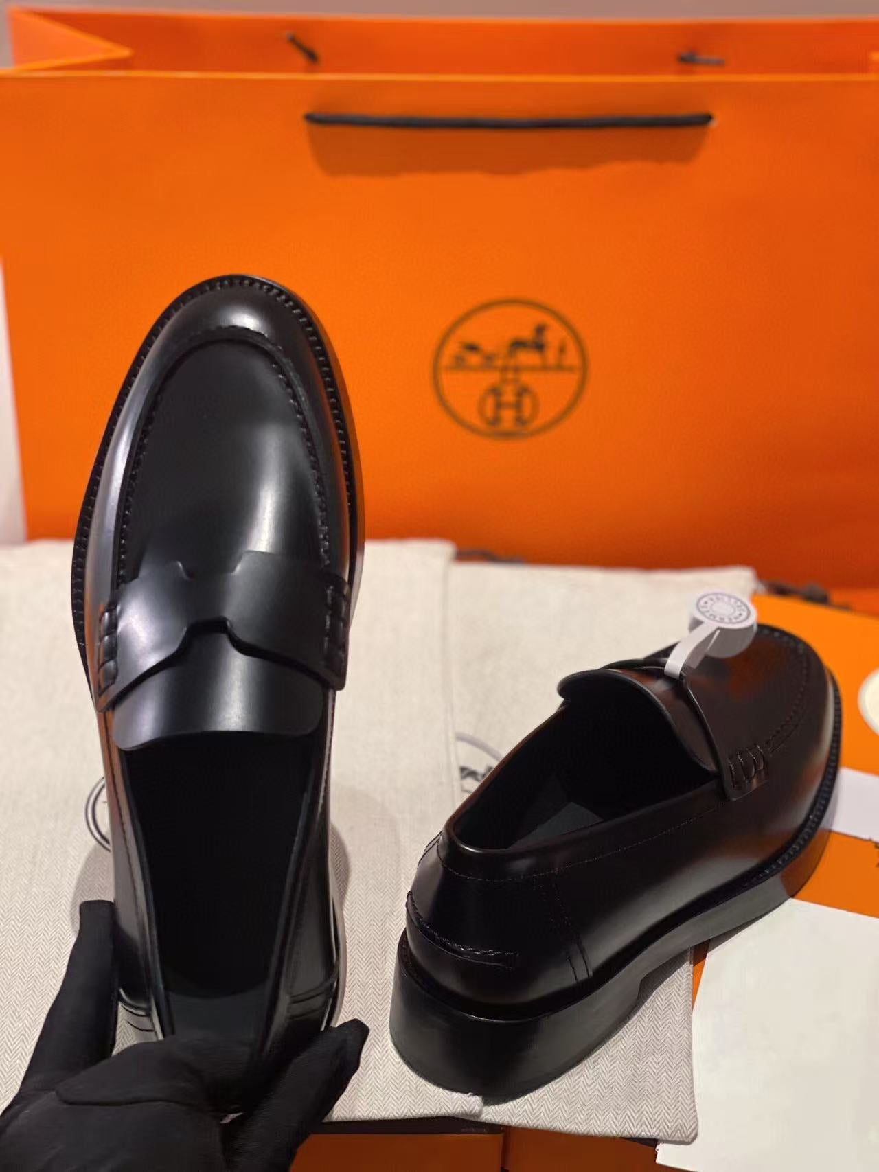 HM PARIS LOAFERS IN BLACK CALFSKIN WITH CLASSIC PENNY STRAP DESIGN