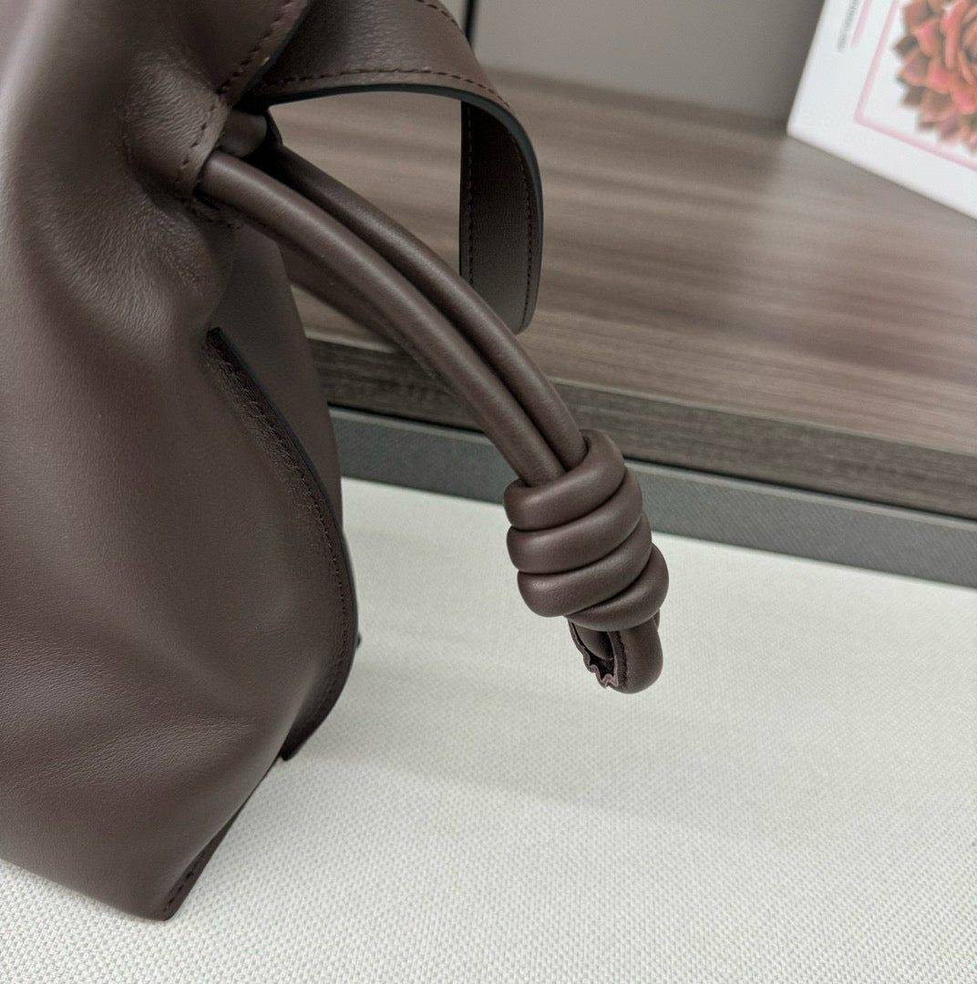 LOE 30 FLAMENCO PURSE BUCKET IN CHESTNUT BROWN CALFSKIN