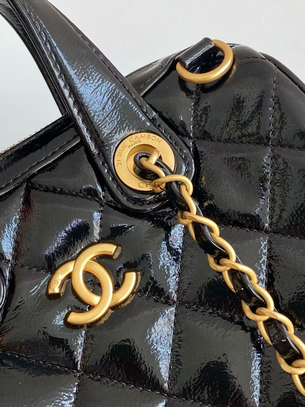 CC HANDBAG 21 IN BLACK PATENT QUILTED CALFSKIN WITH GOLD CHAIN