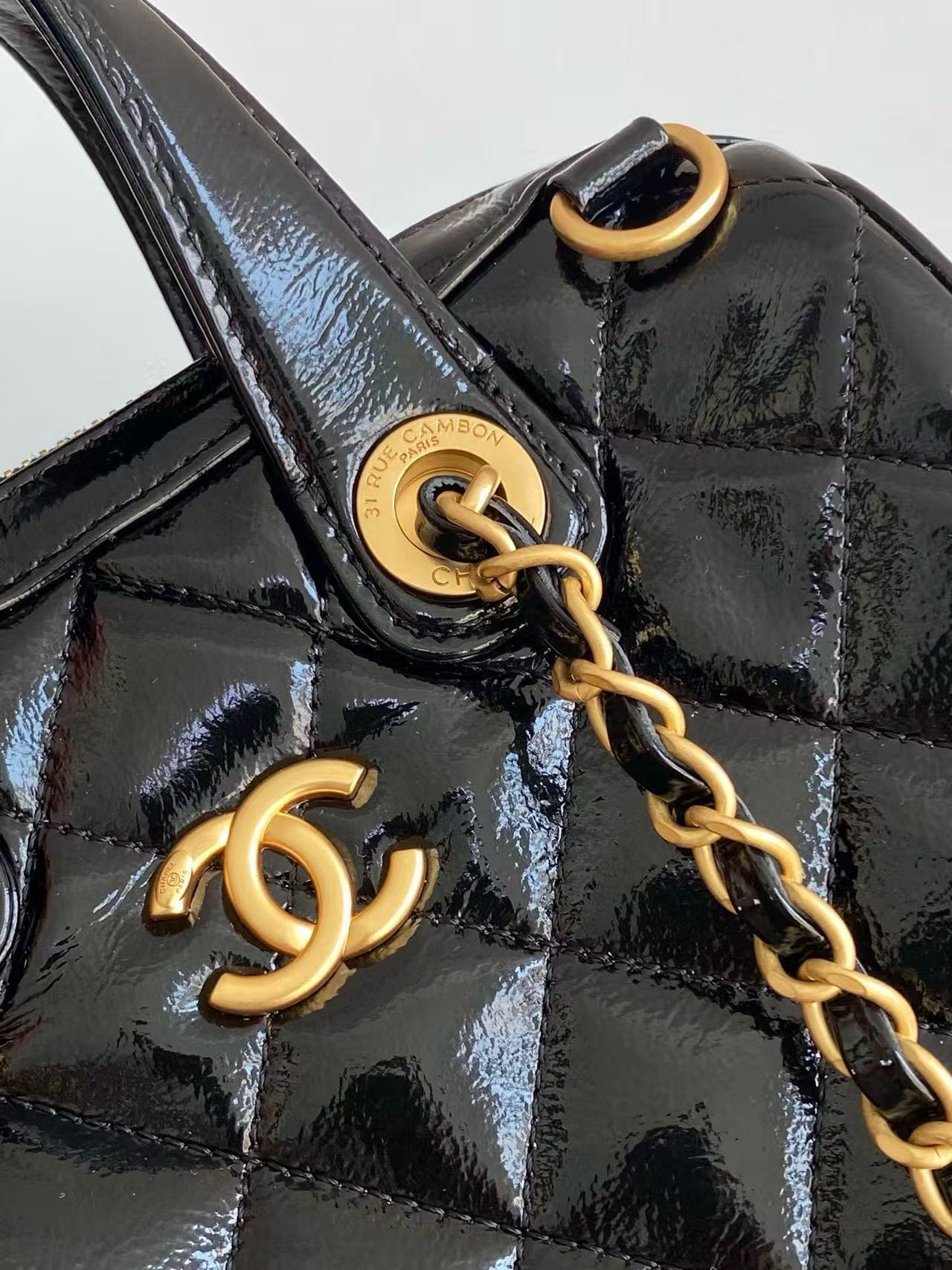 CC HANDBAG 21 IN BLACK PATENT QUILTED CALFSKIN WITH GOLD CHAIN