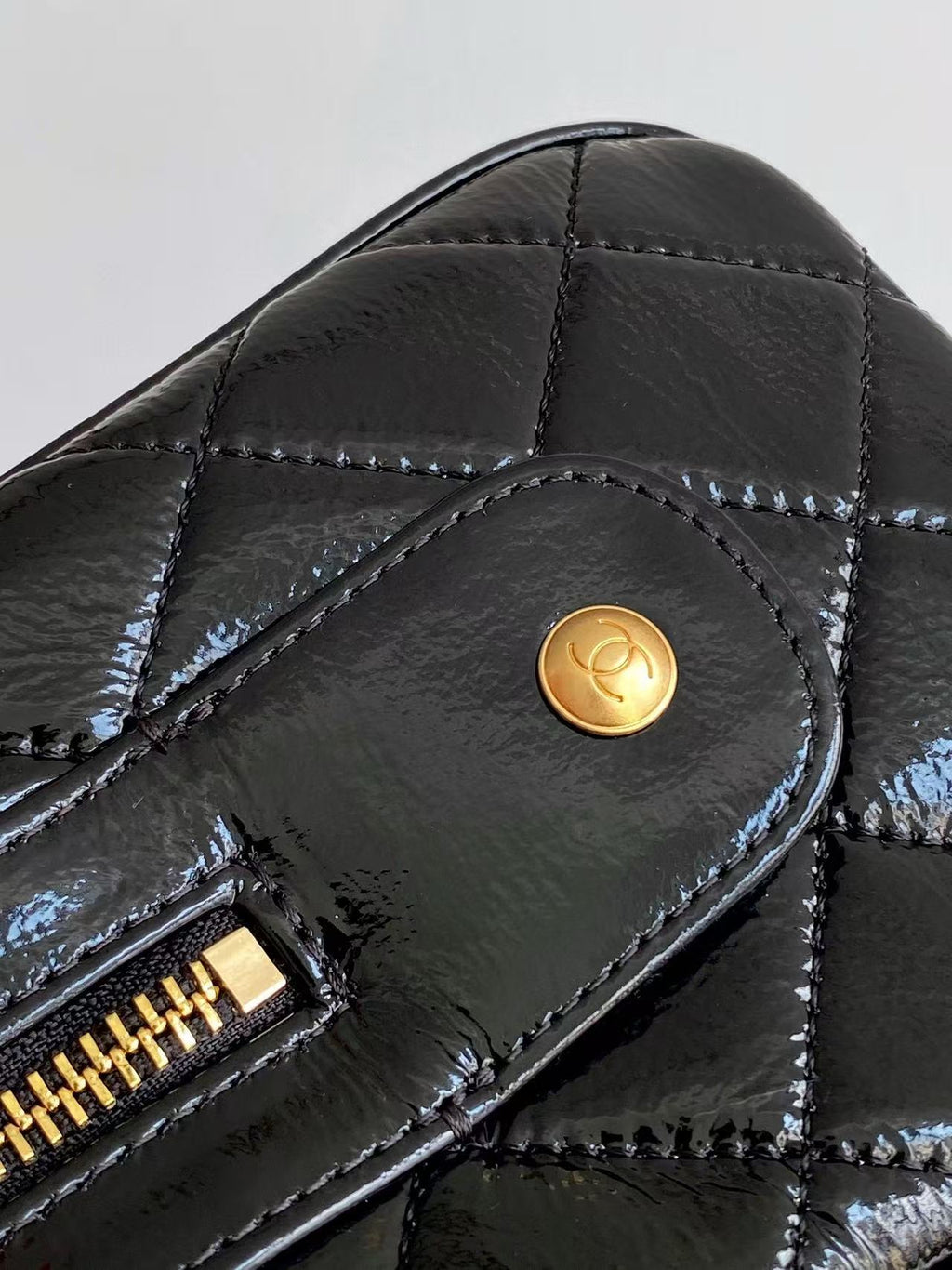 CC HANDBAG 21 IN BLACK PATENT QUILTED CALFSKIN WITH GOLD CHAIN