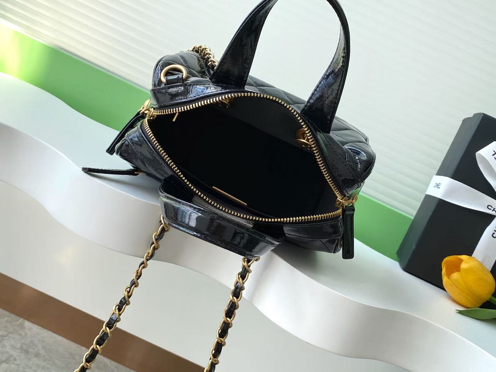 CC HANDBAG 21 IN BLACK PATENT QUILTED CALFSKIN WITH GOLD CHAIN