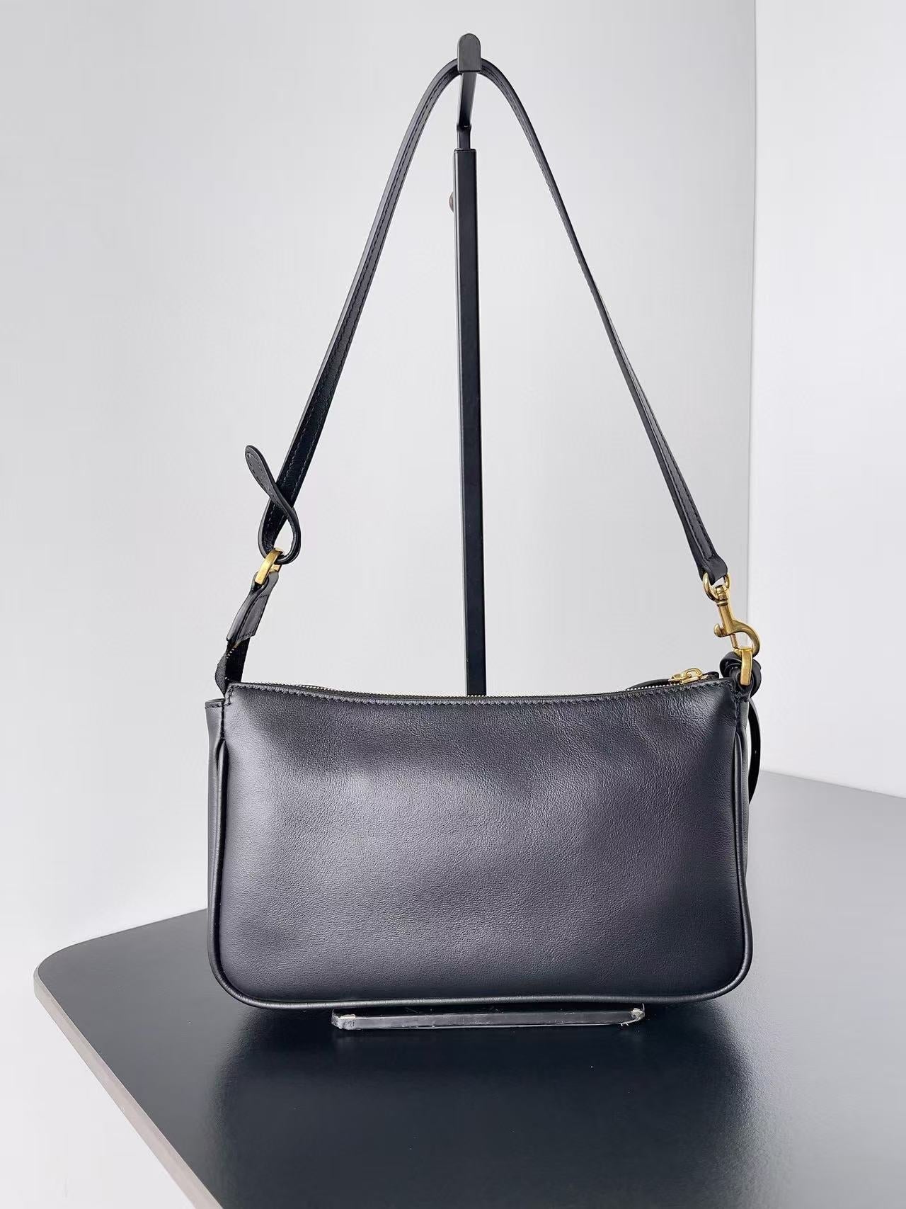 RODEO SHOULDER BAG 22 IN BLACK CALFSKIN GOLD HARDWARE