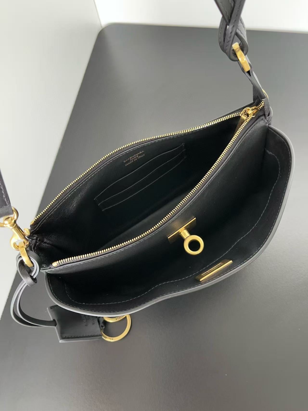 RODEO SHOULDER BAG 22 IN BLACK CALFSKIN GOLD HARDWARE