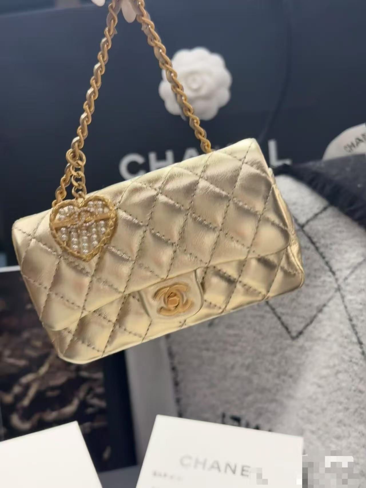 CC CLASSIC FLAP BAG 13 IN GOLD LAMBSKIN WITH PEARL HEART CHARM