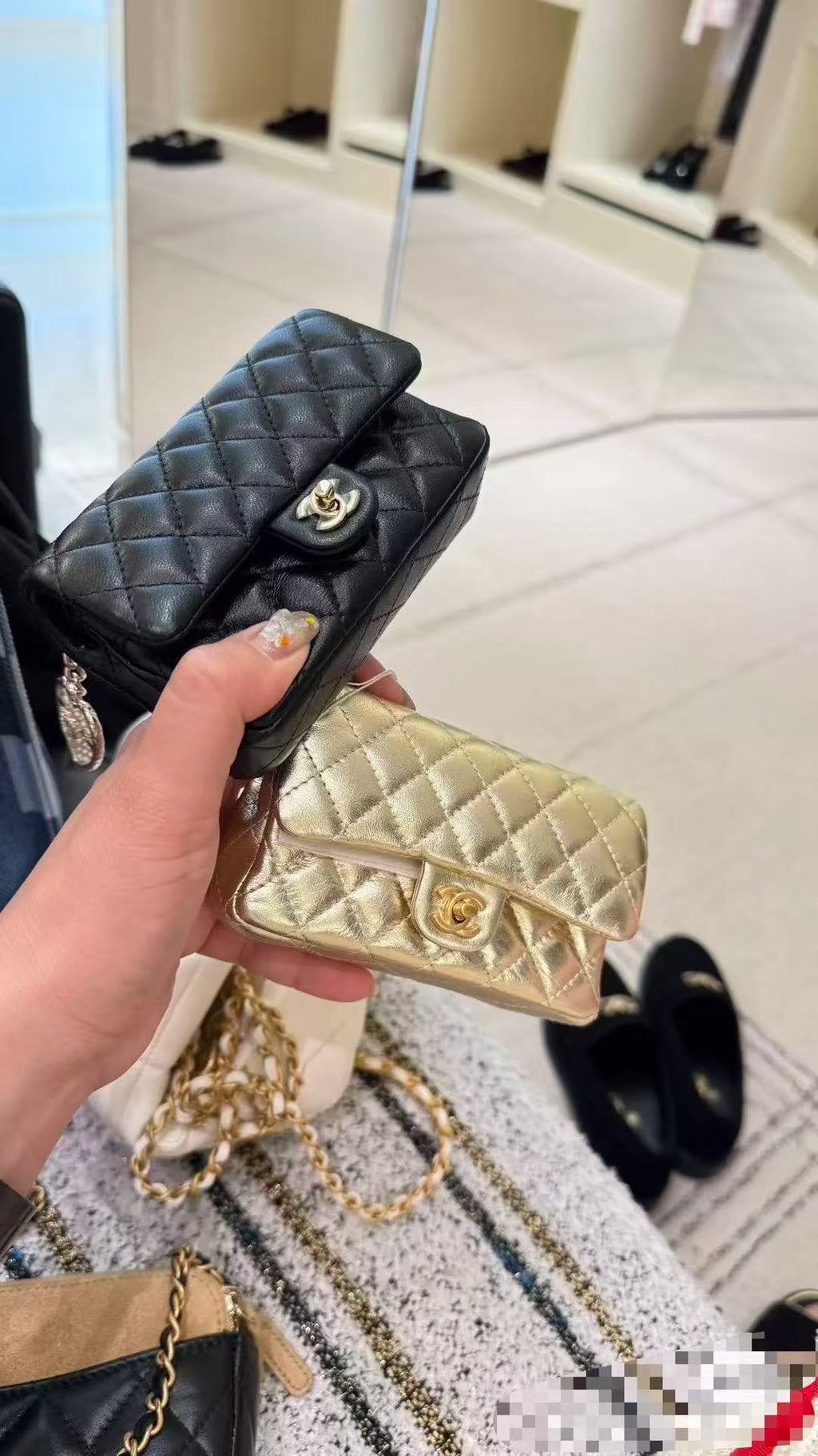 CC CLASSIC FLAP BAG 13 IN GOLD LAMBSKIN WITH PEARL HEART CHARM