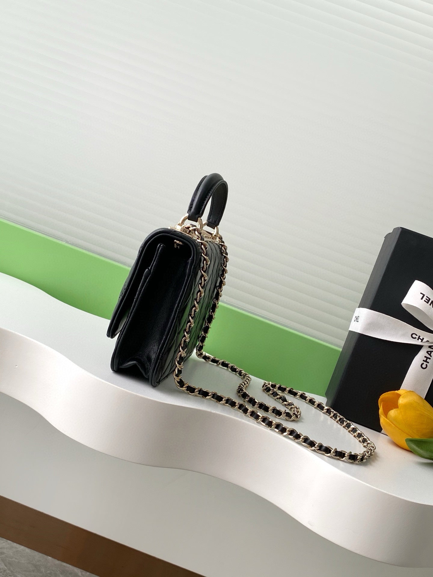 CC FLAP BAG 19 IN BLACK CALFSKIN GOLD HARDWARE