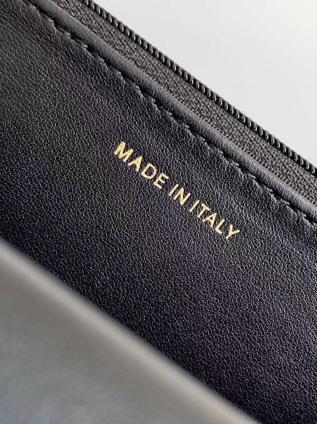 CC FLAP BAG 19 IN BLACK CALFSKIN GOLD HARDWARE