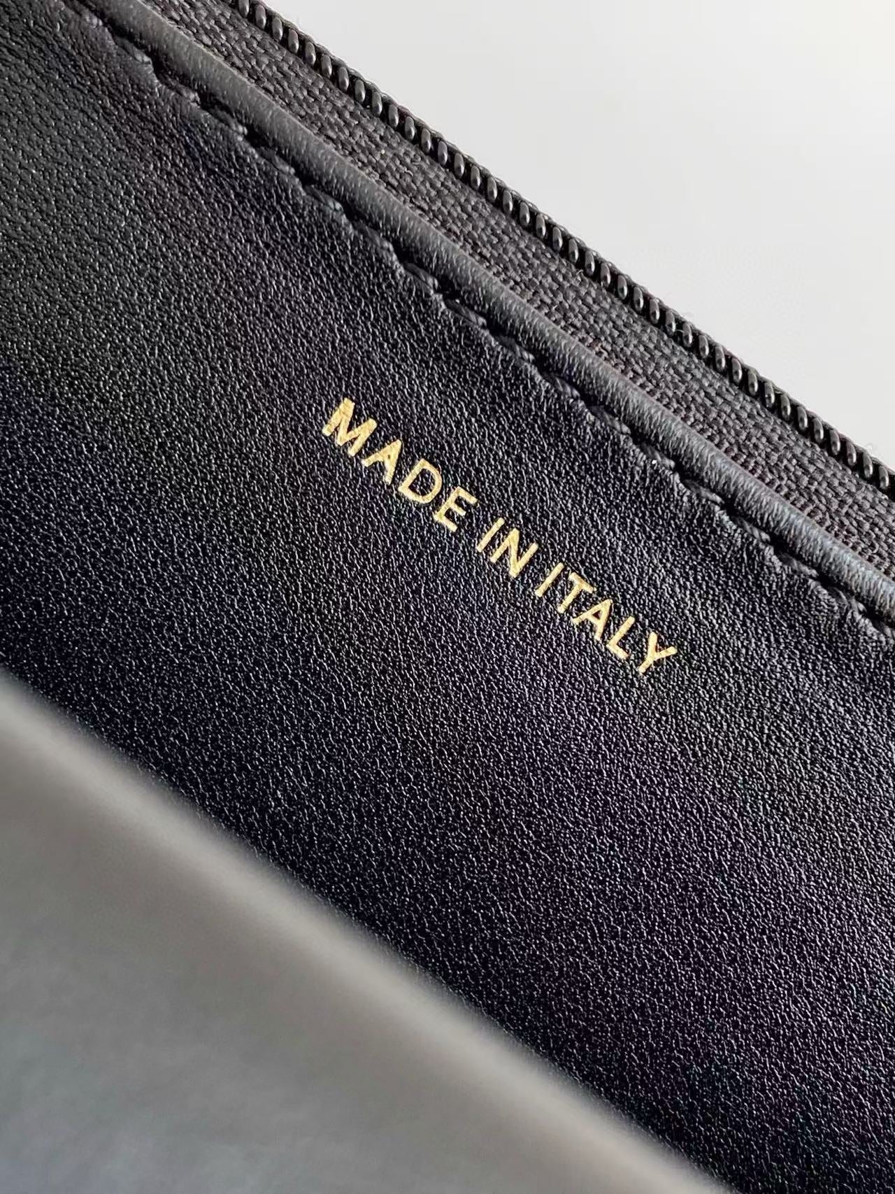 CC FLAP BAG 19 IN BLACK CALFSKIN GOLD HARDWARE