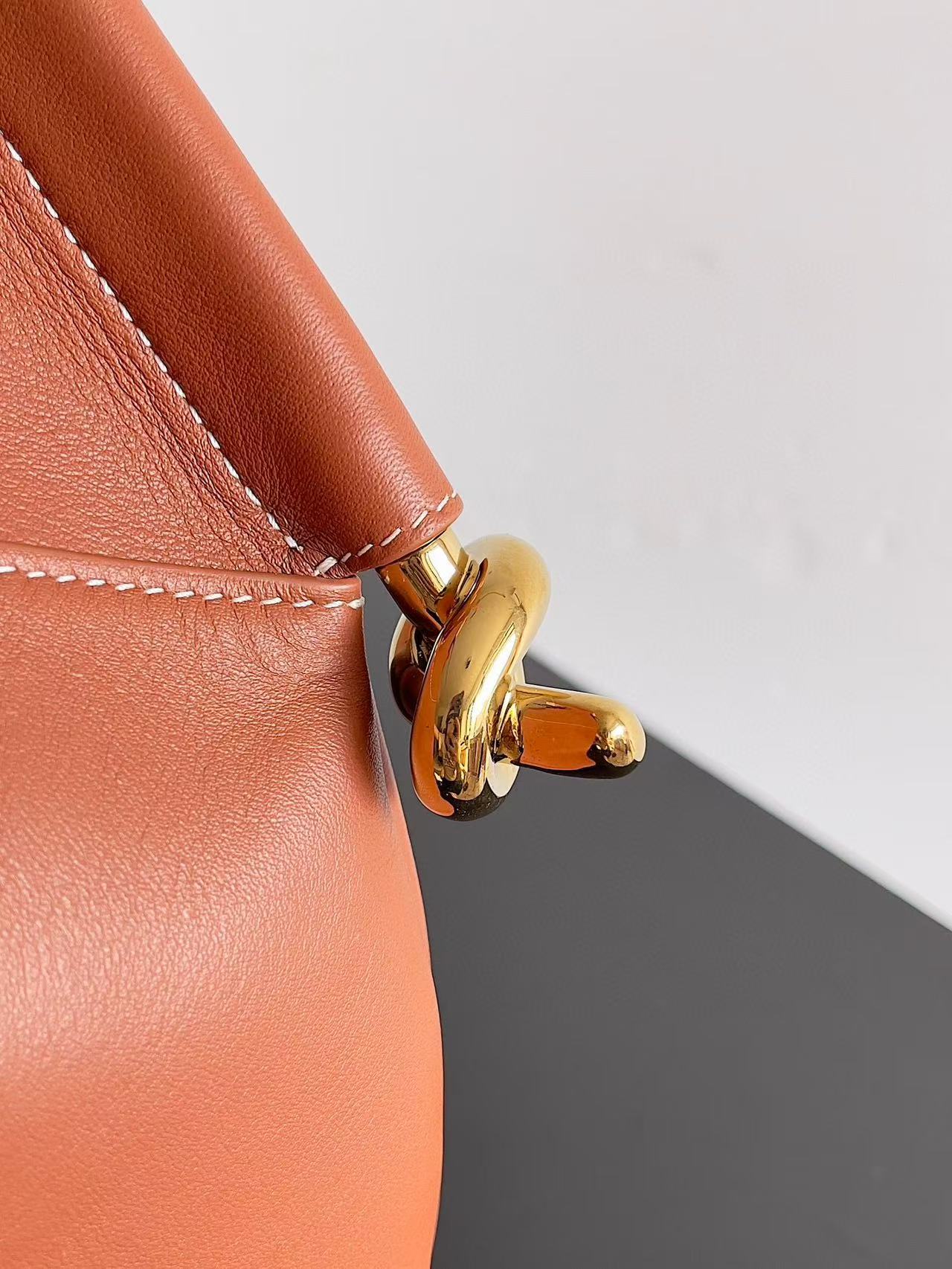 MEDIUM SOLSTICE 44 IN BROWN LAMBSKIN