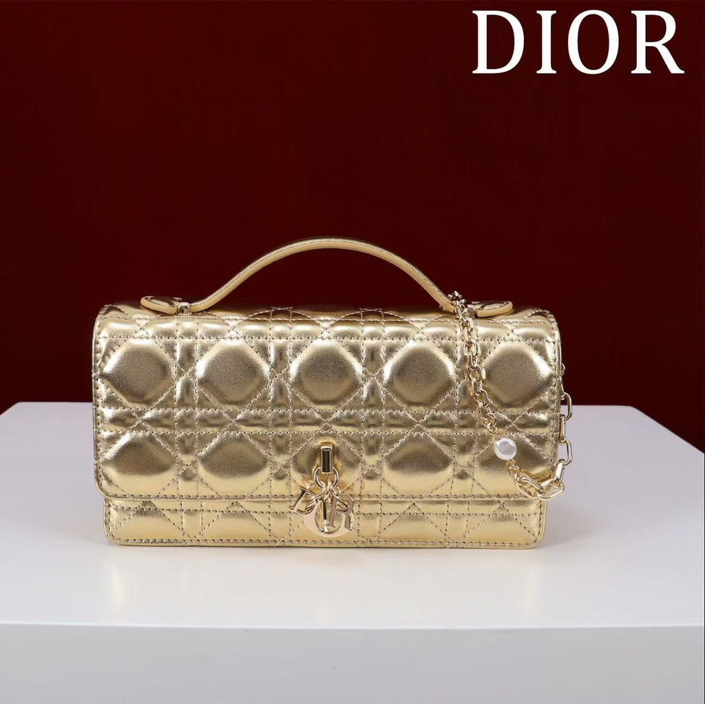 CD BAG 21 IN GOLD CALFSKIN WITH GOLD HARDWARE