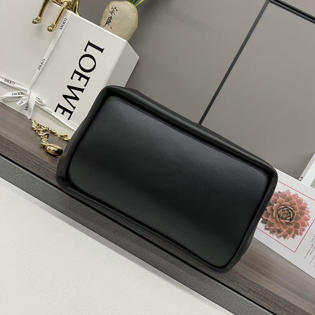 LOEWE SQUEEZE BAG 34 IN BLACK LAMBSKIN