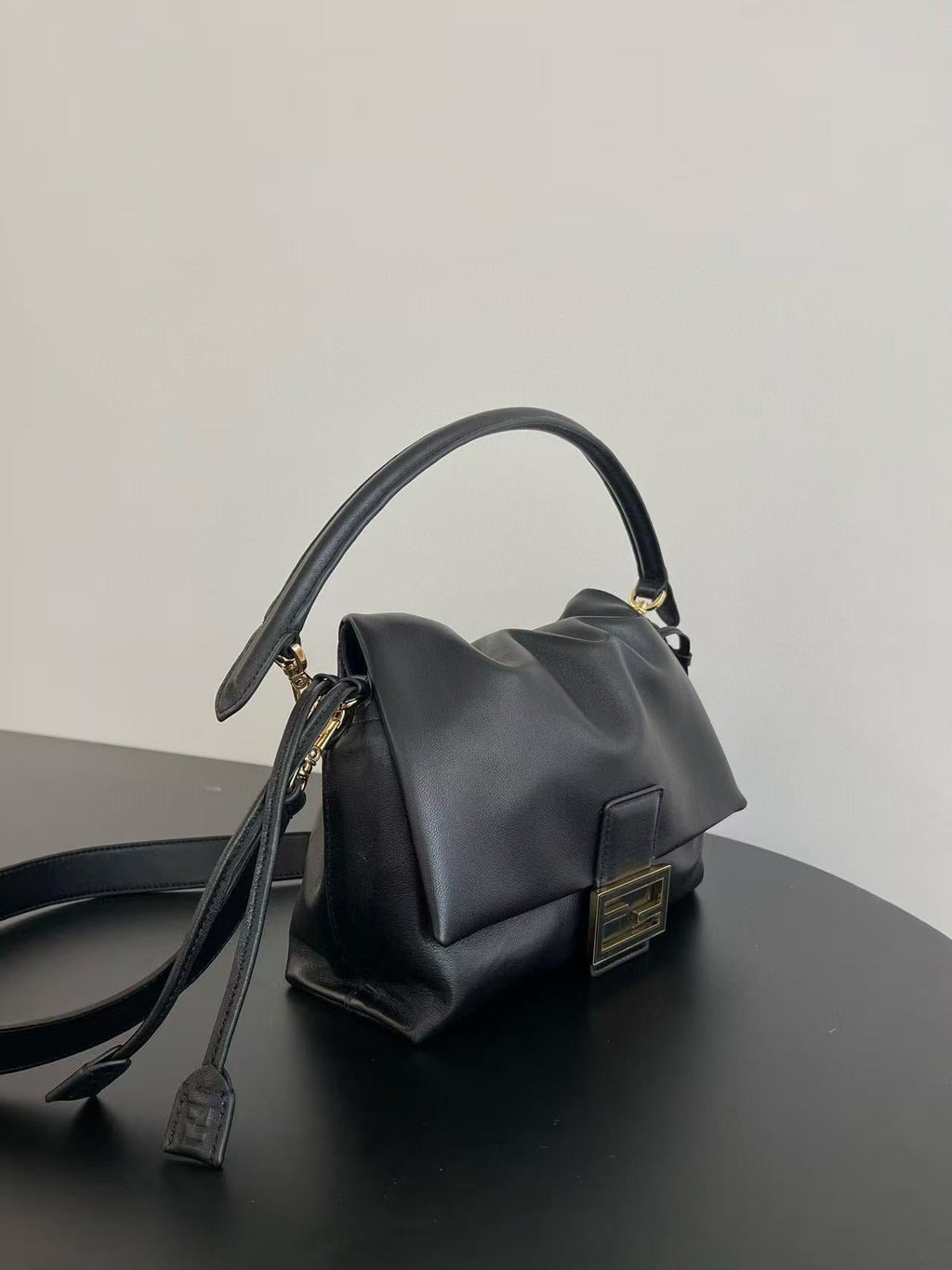 FF MAMMA BAGUETTE 16 IN BLACK CALFSKIN
