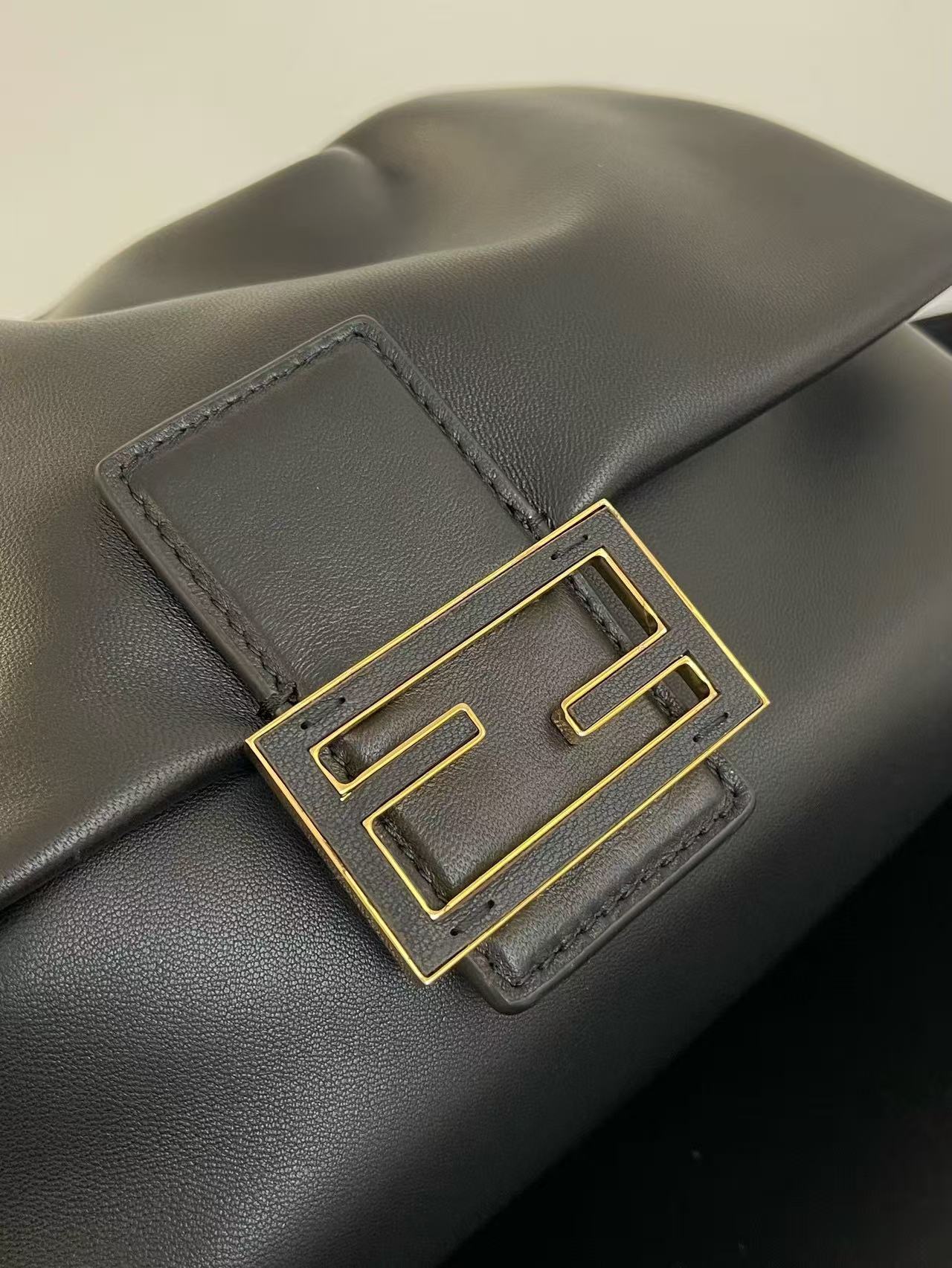 FF MAMMA BAGUETTE 16 IN BLACK CALFSKIN