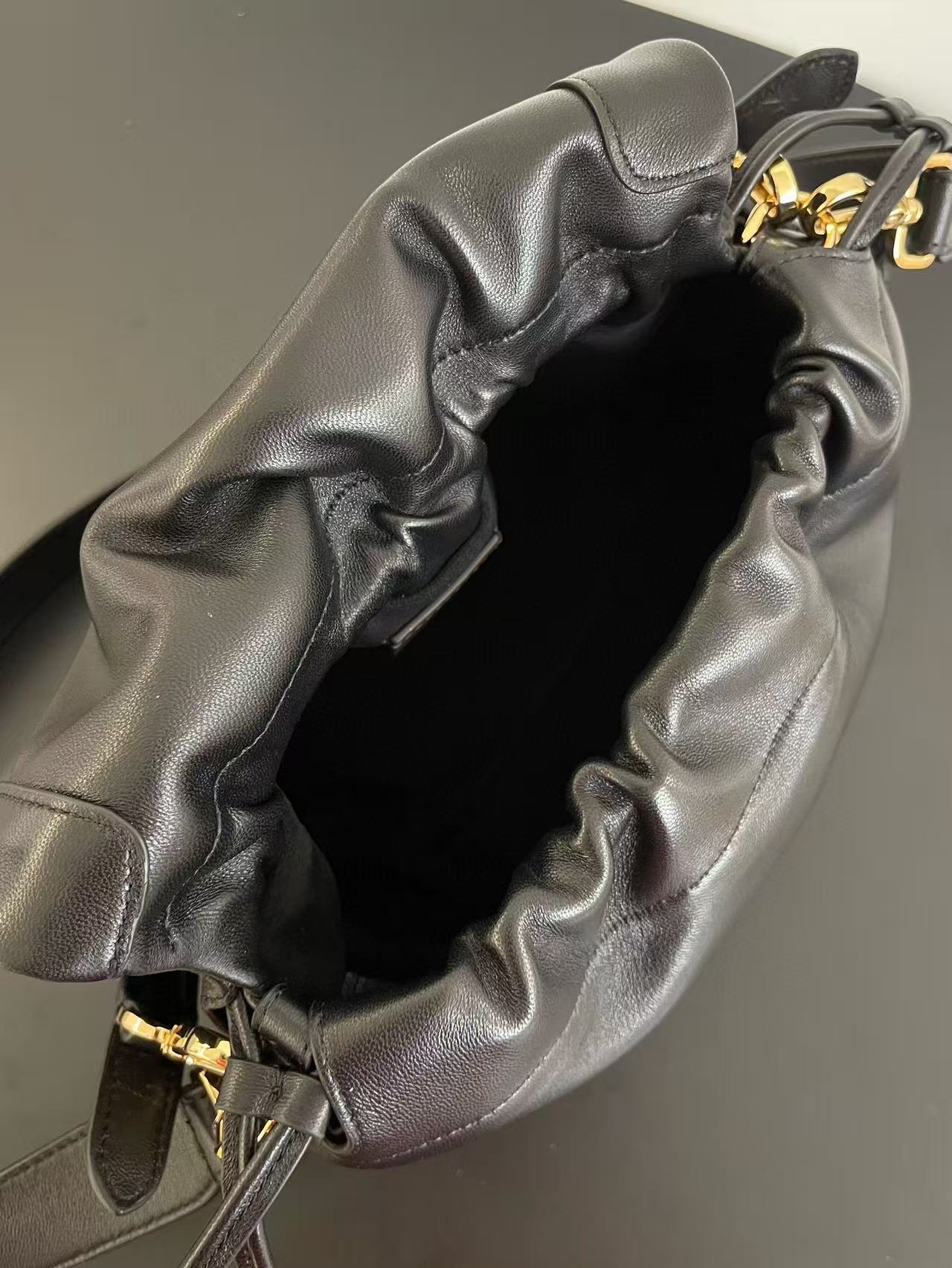 FF MAMMA BAGUETTE 16 IN BLACK CALFSKIN