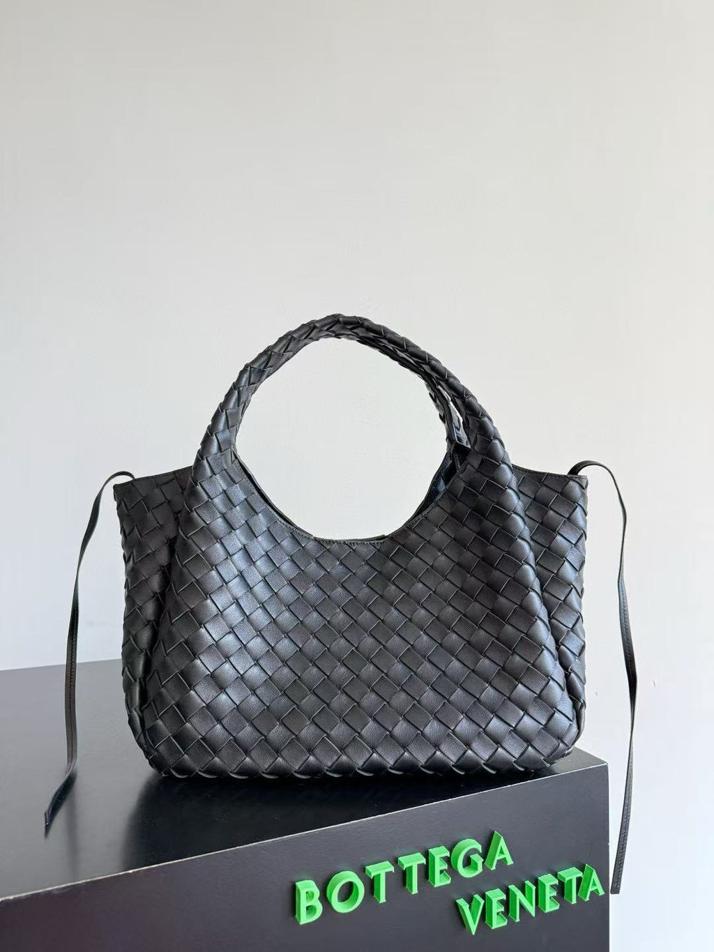 BOTTEGA VENETA  SHOULDER BAG 33 IN BLACK CALFSKIN