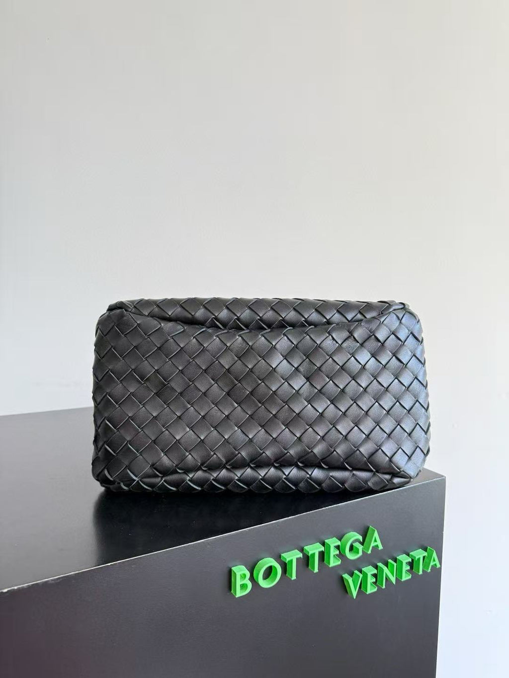 BOTTEGA VENETA  SHOULDER BAG 33 IN BLACK CALFSKIN