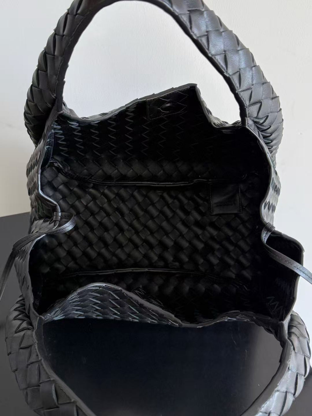 BOTTEGA VENETA  SHOULDER BAG 33 IN BLACK CALFSKIN