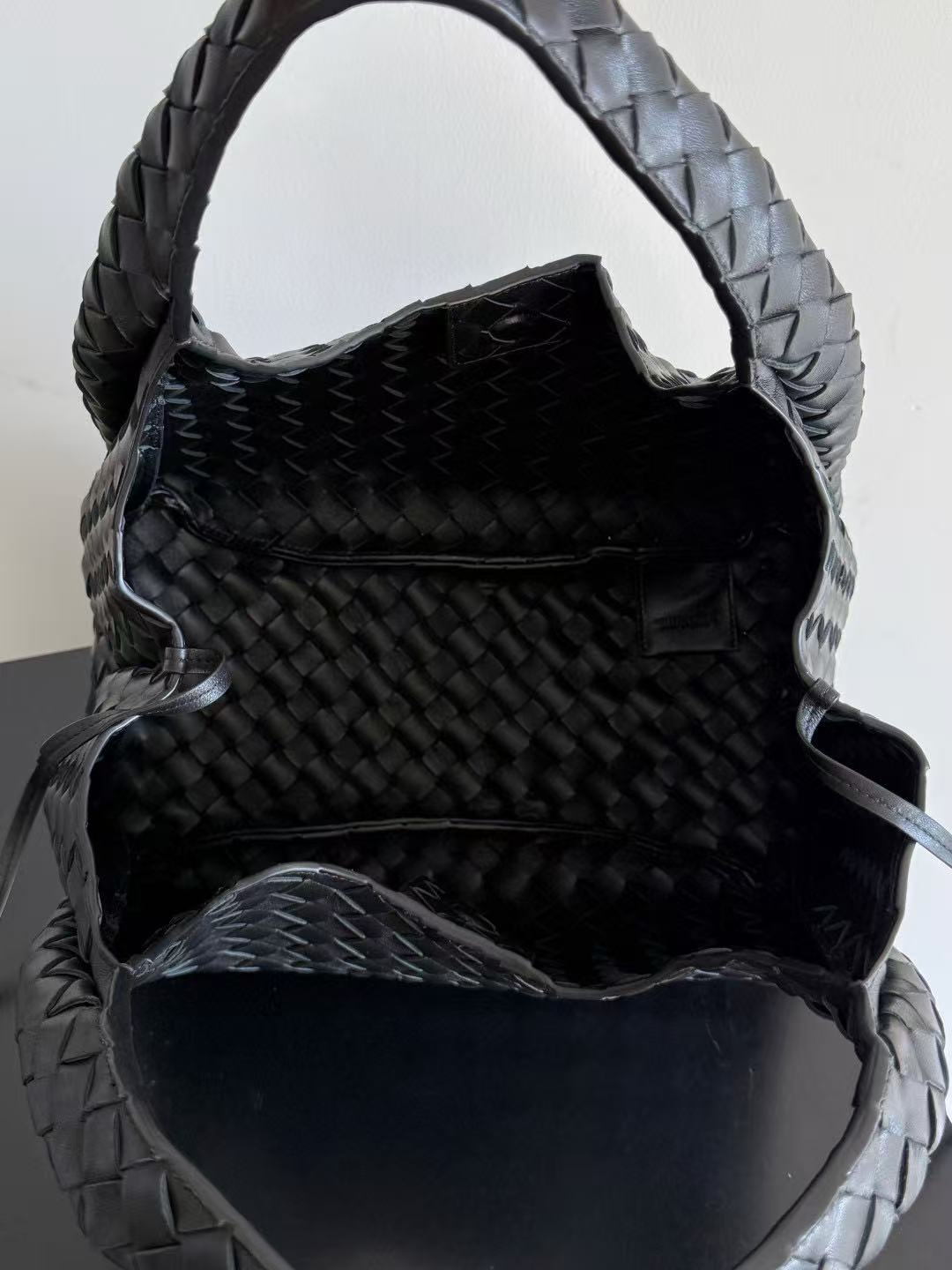 BOTTEGA VENETA  SHOULDER BAG 33 IN BLACK CALFSKIN