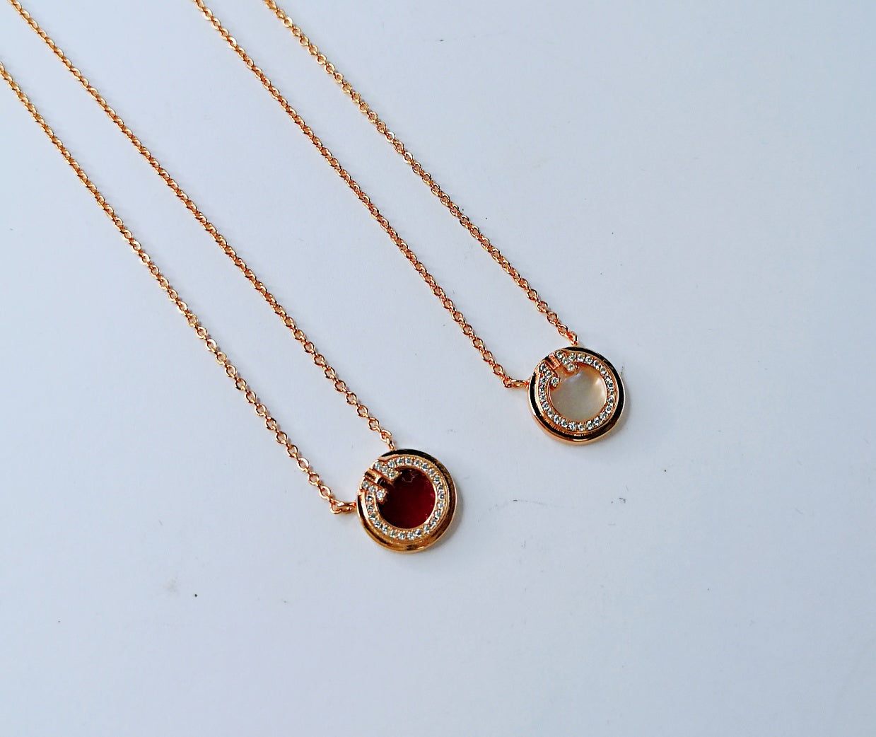 DIAMOND AND MOTHER PEARL CIRCLE NECKLACE PENDANT