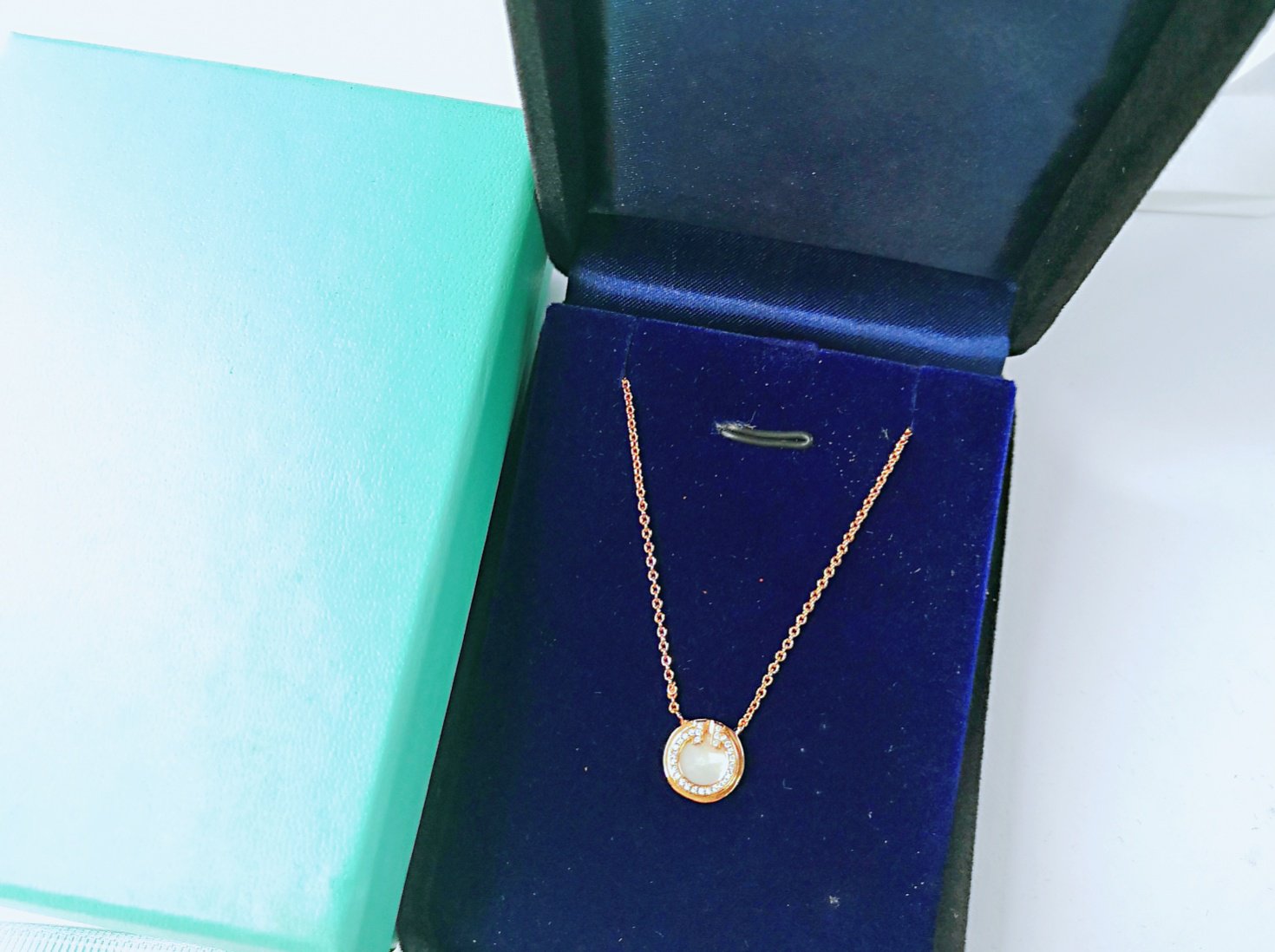 DIAMOND AND MOTHER PEARL CIRCLE NECKLACE PENDANT