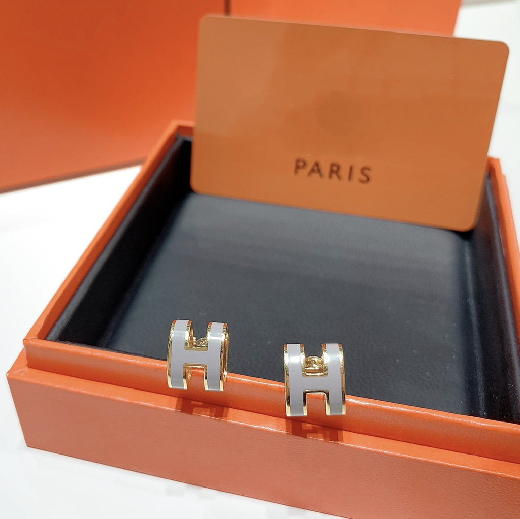 GOLD LACQUERED MINI POP H EARRINGS LIGHT GRAY